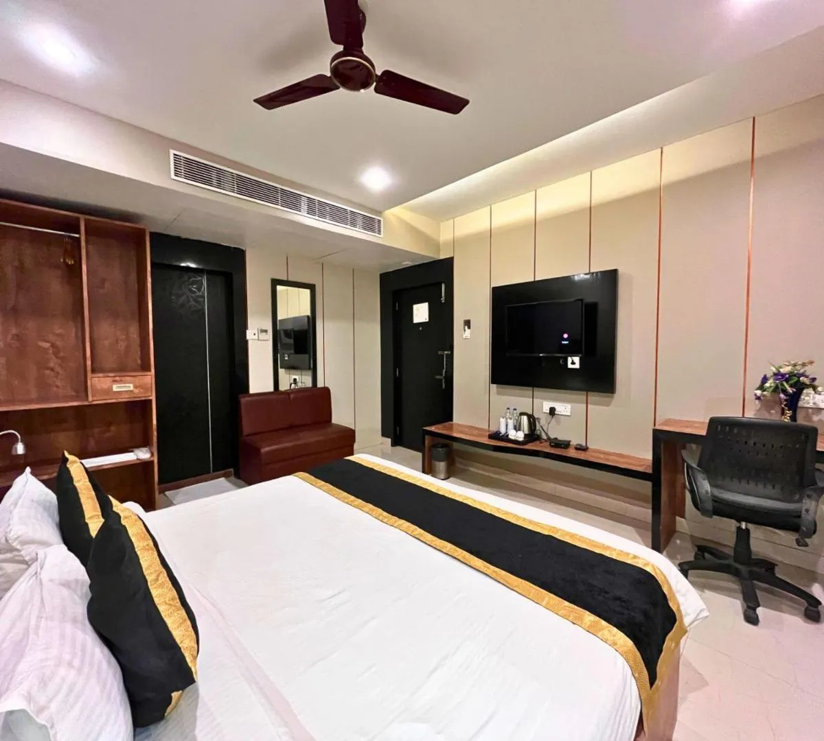 Bedroom, Bed in Hotel Runway Inn