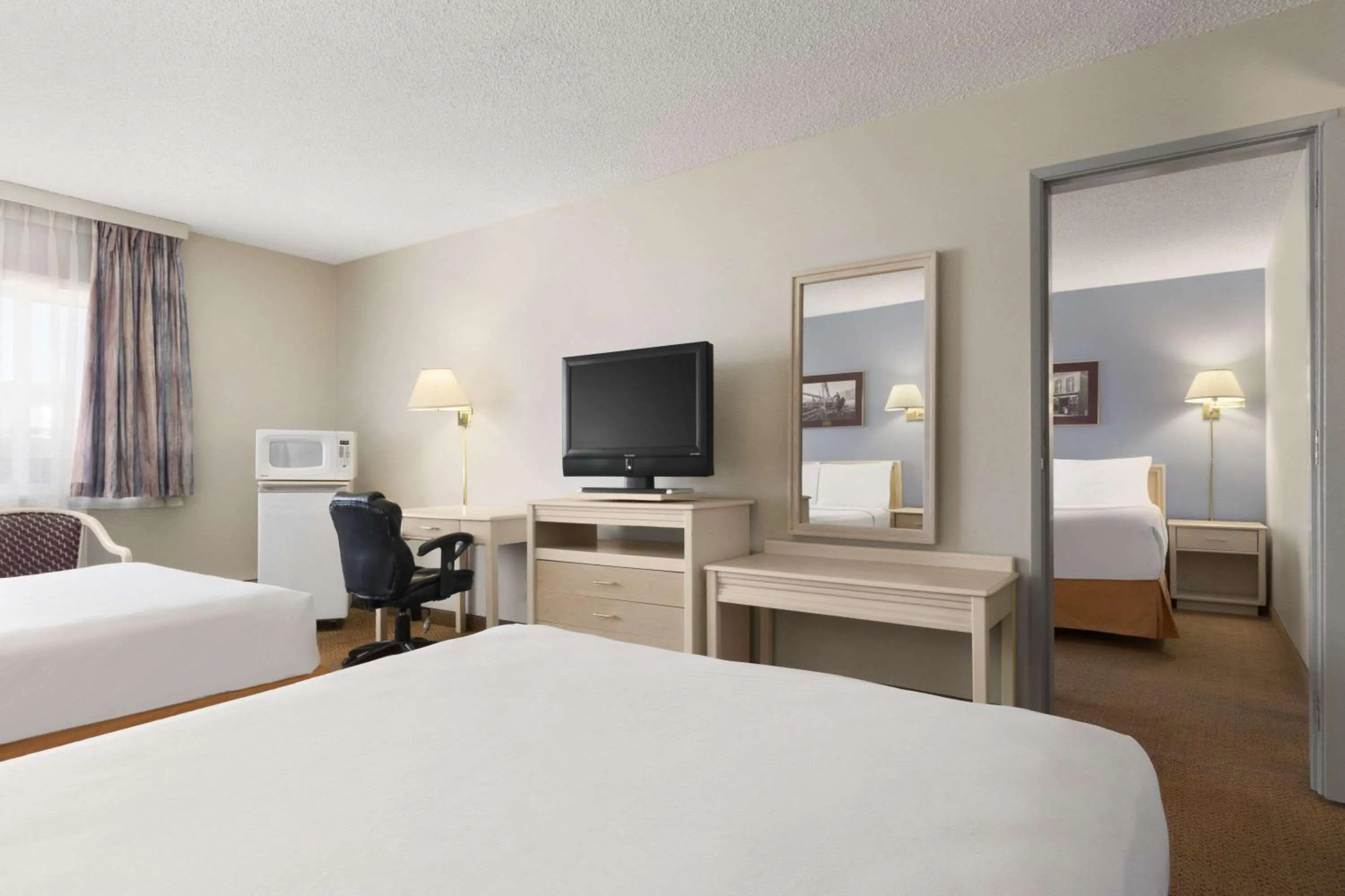 Bedroom, Bed in Travelodge by Wyndham Calgary South