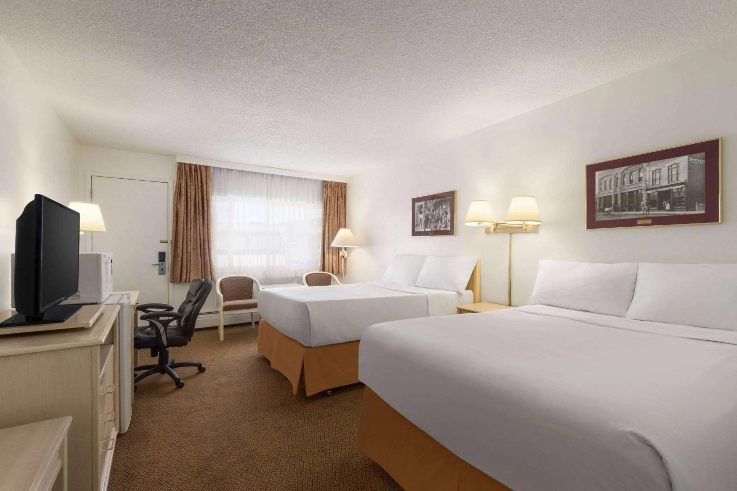 Bedroom, Bed in Travelodge by Wyndham Calgary South
