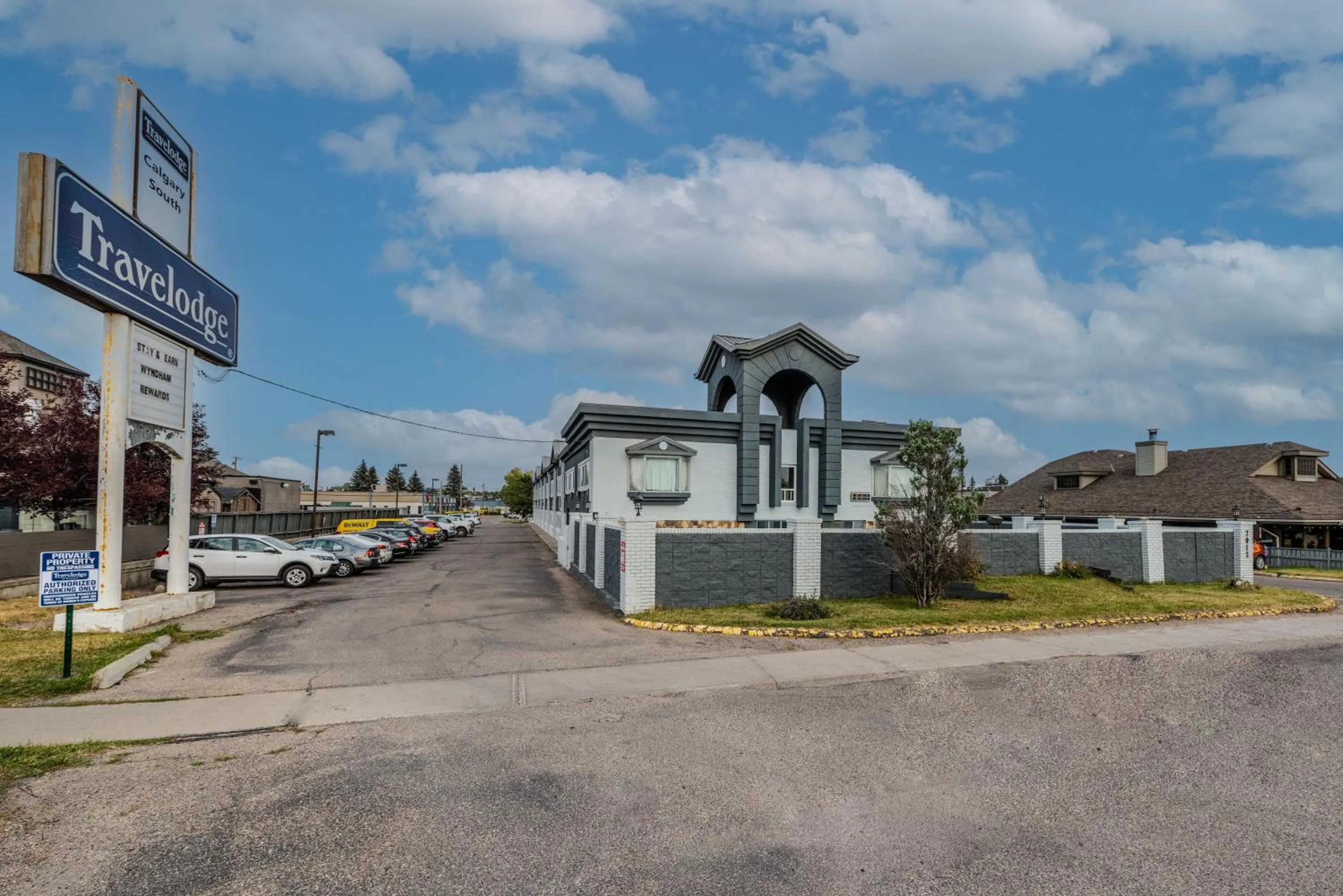 Parking in Travelodge by Wyndham Calgary South