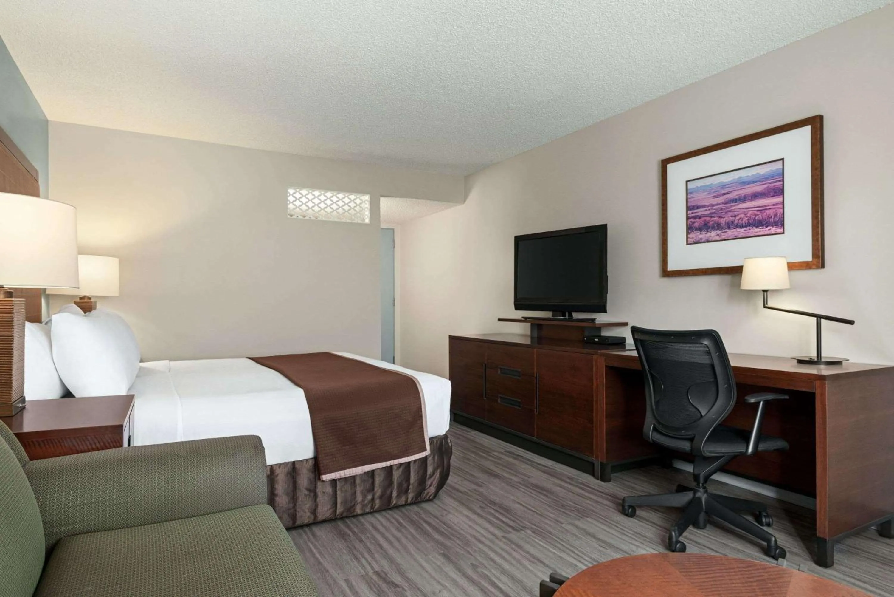 Photo of the whole room, Bed in Travelodge by Wyndham Calgary South