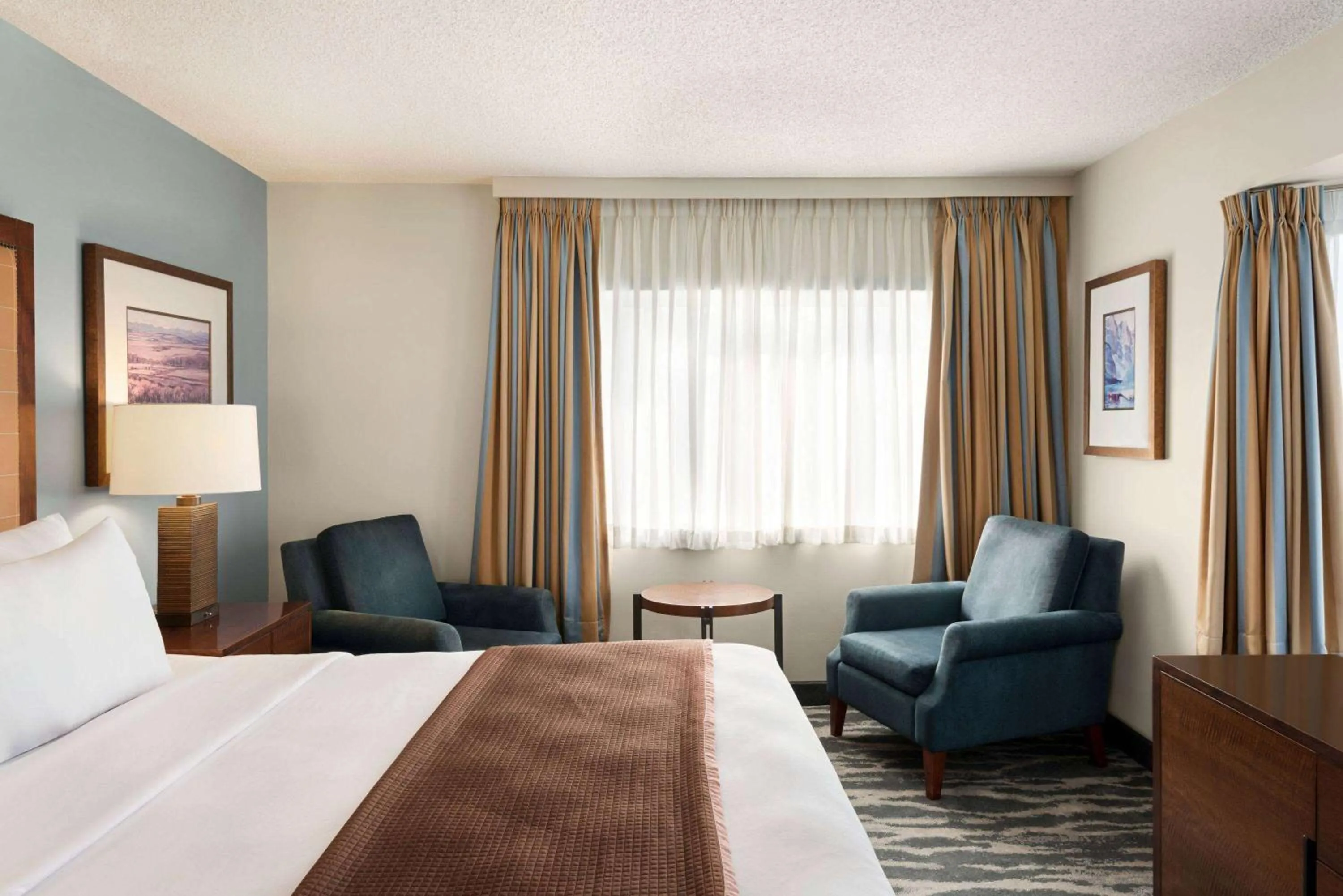 Photo of the whole room, Bed in Travelodge by Wyndham Calgary South