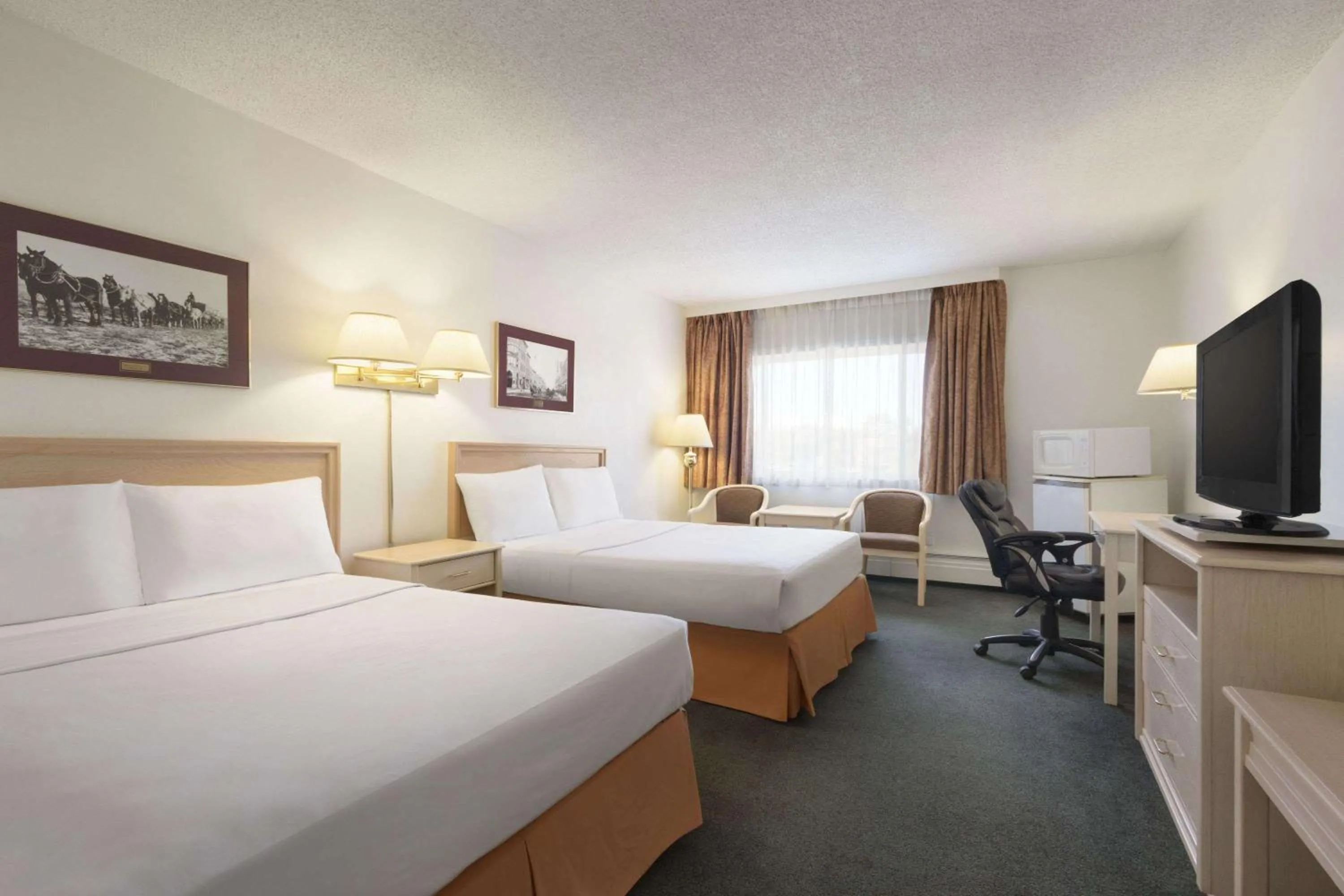 Bedroom, Bed in Travelodge by Wyndham Calgary South