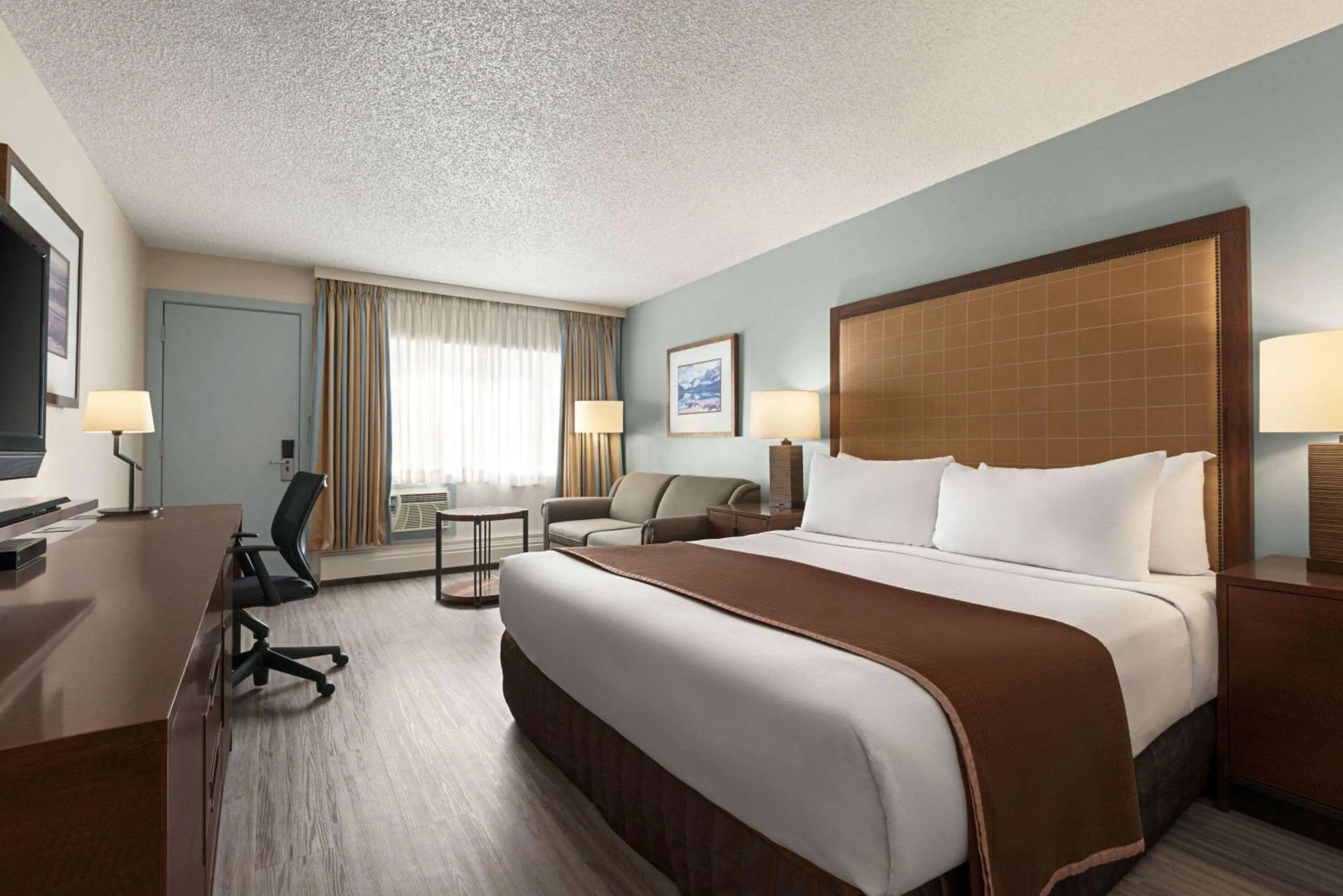 Photo of the whole room, Bed in Travelodge by Wyndham Calgary South