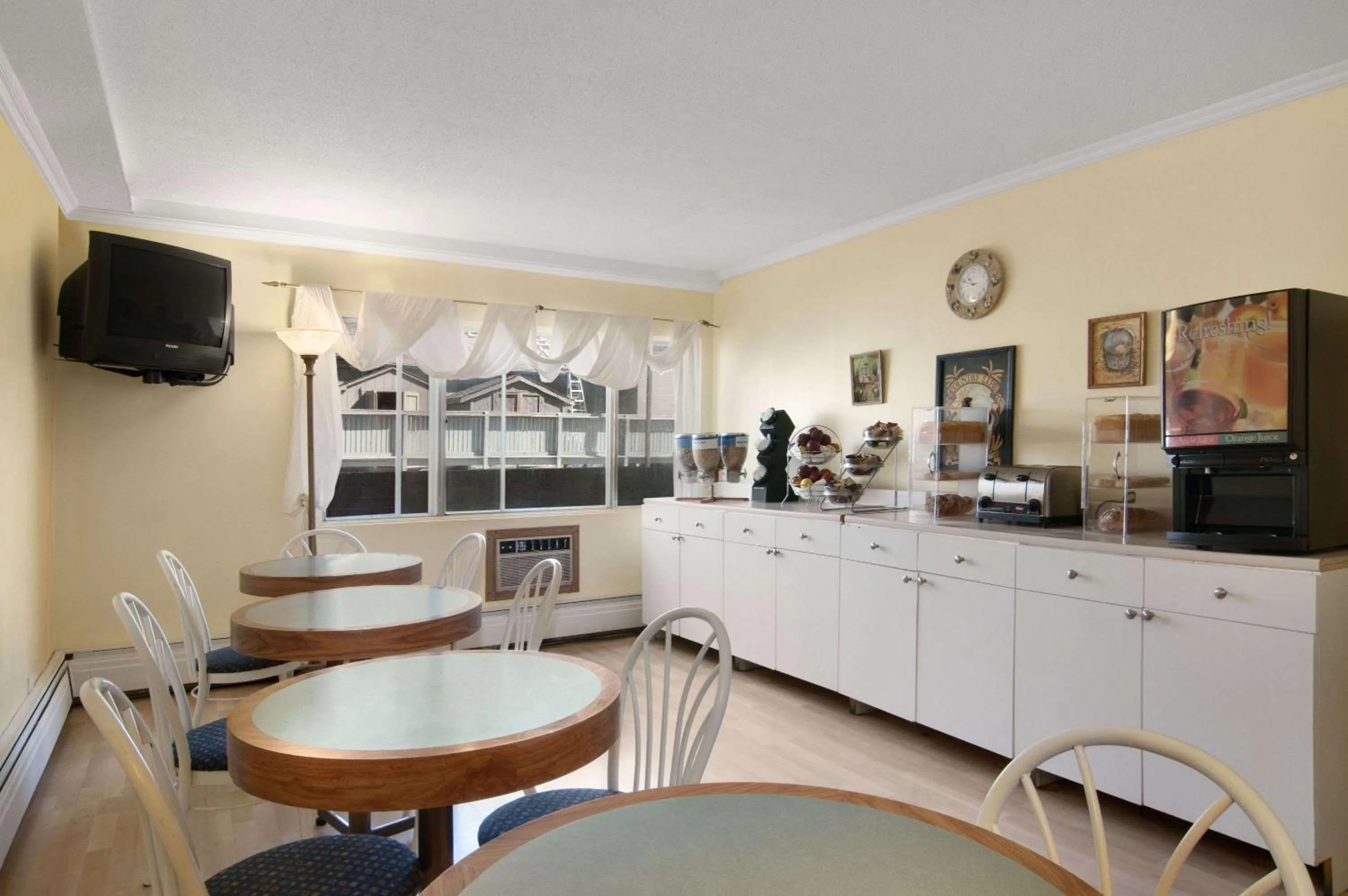 Restaurant/places to eat in Travelodge by Wyndham Calgary South