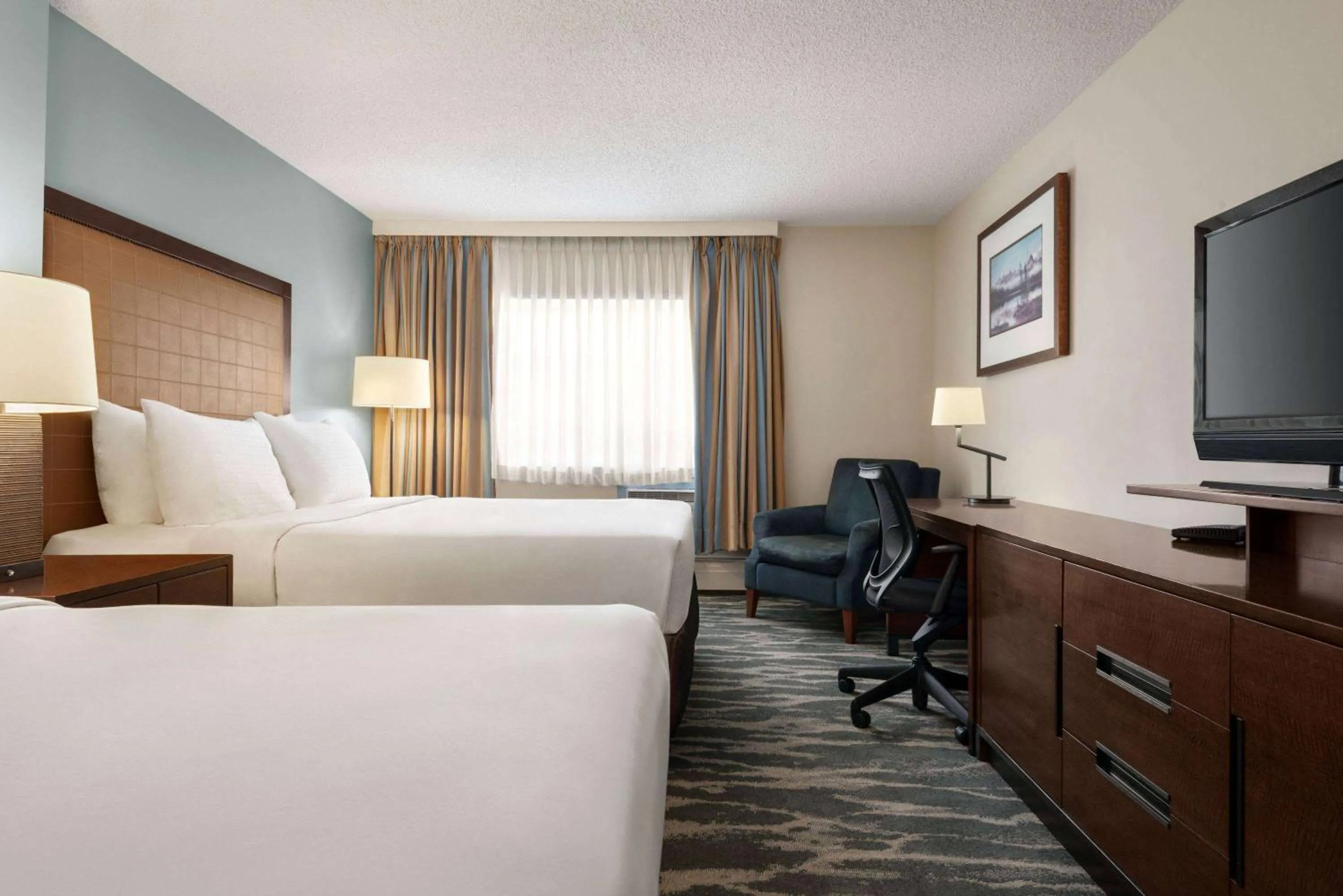 Photo of the whole room, Bed in Travelodge by Wyndham Calgary South