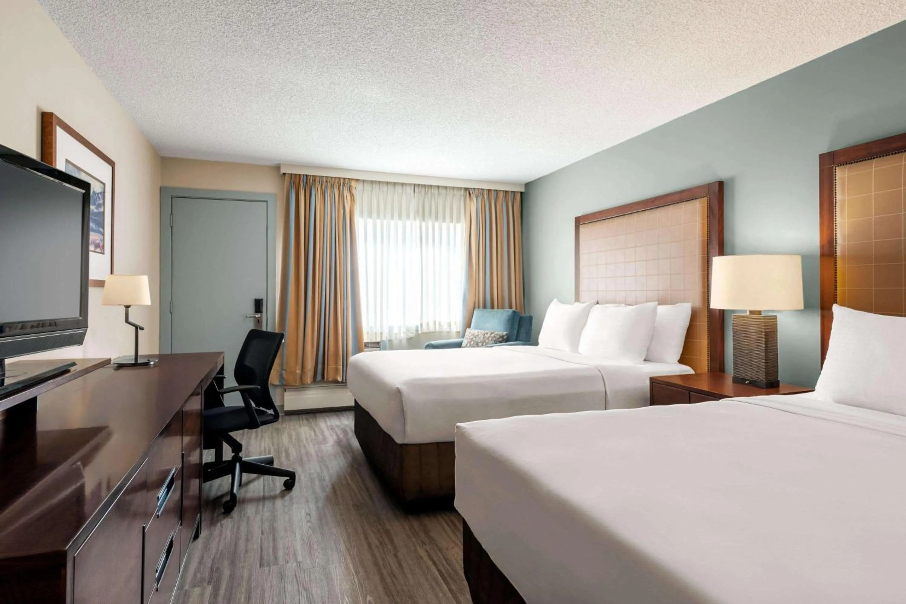 Photo of the whole room, Bed in Travelodge by Wyndham Calgary South
