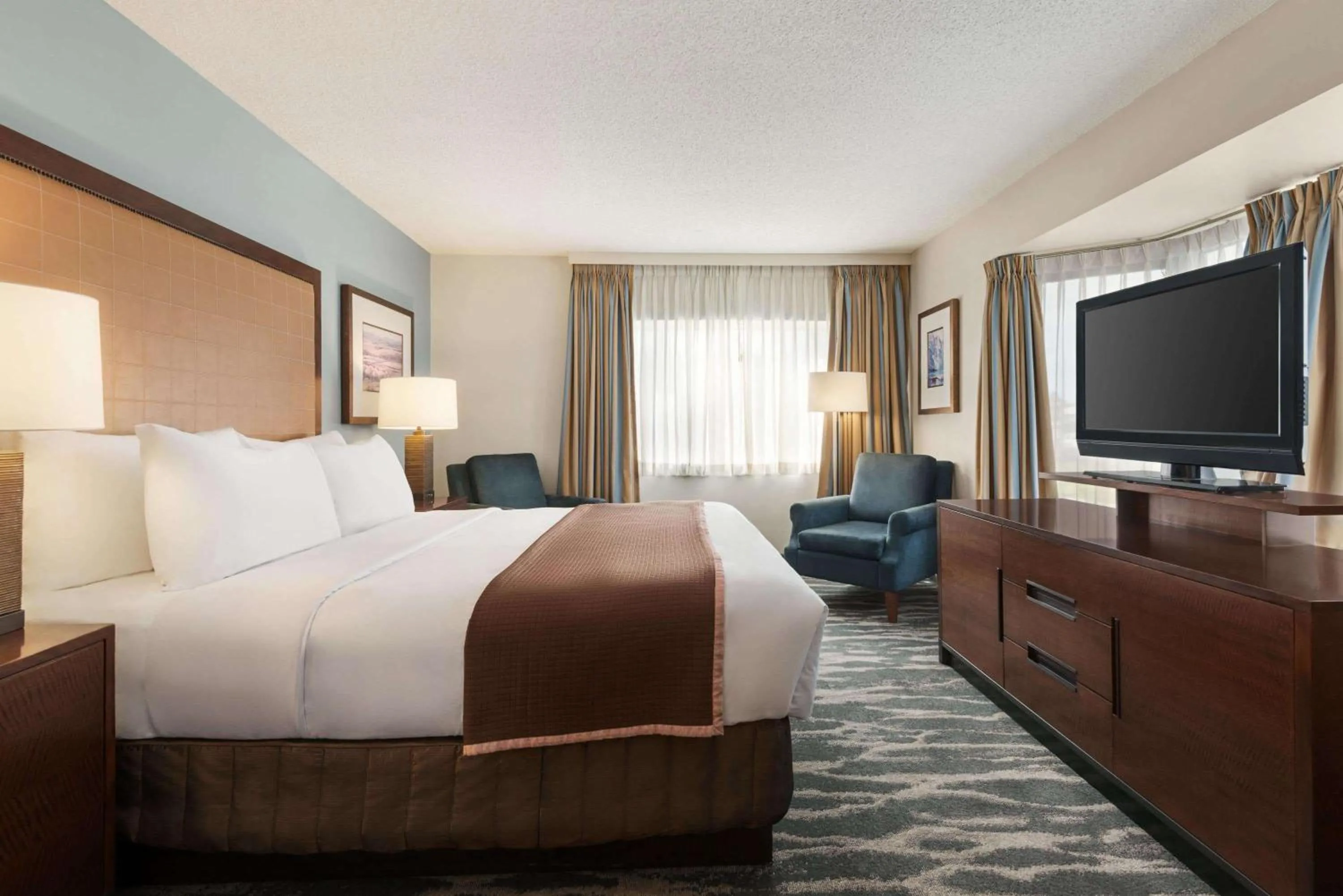 Photo of the whole room, Bed in Travelodge by Wyndham Calgary South