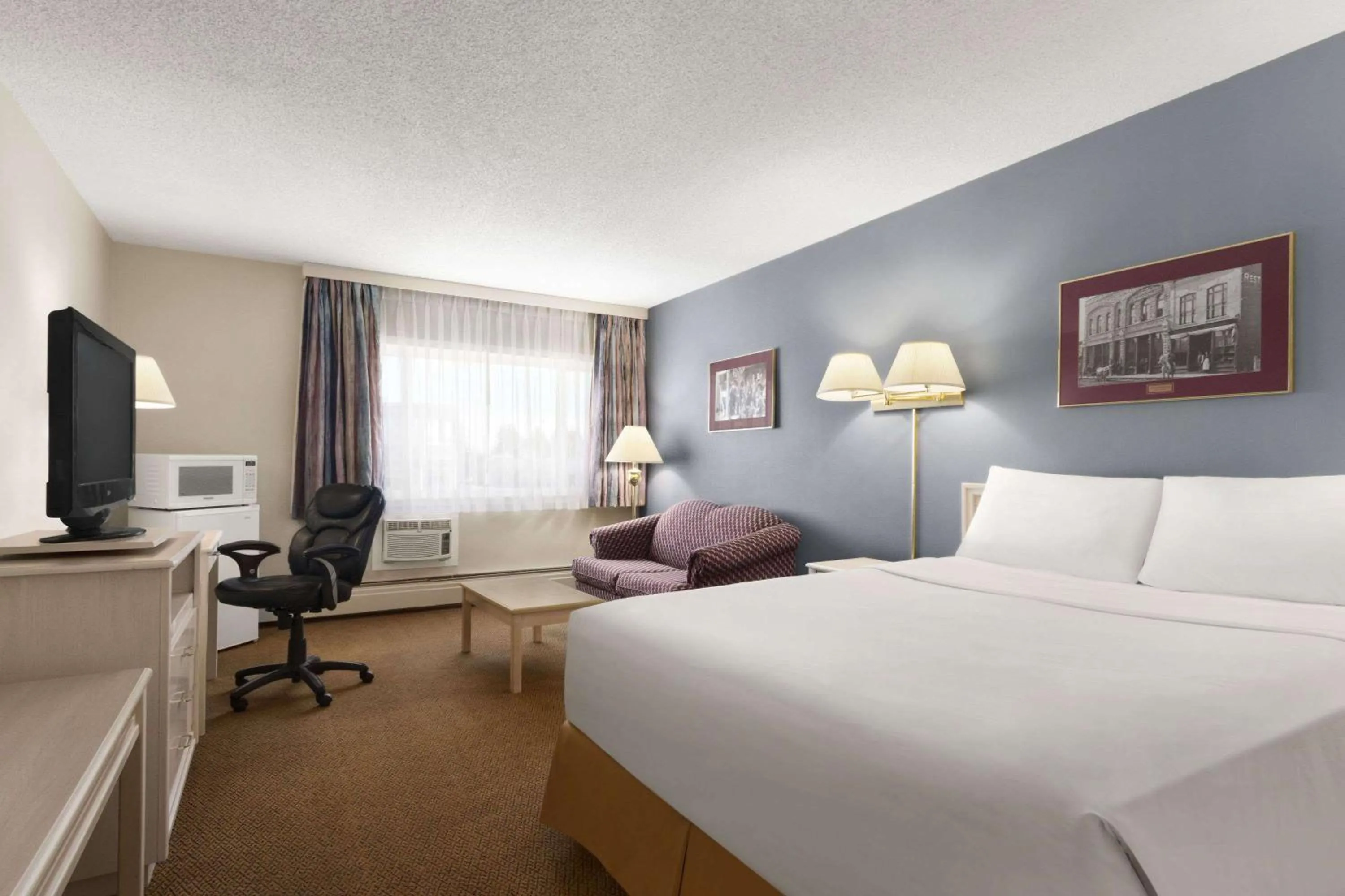 Bedroom, Bed in Travelodge by Wyndham Calgary South