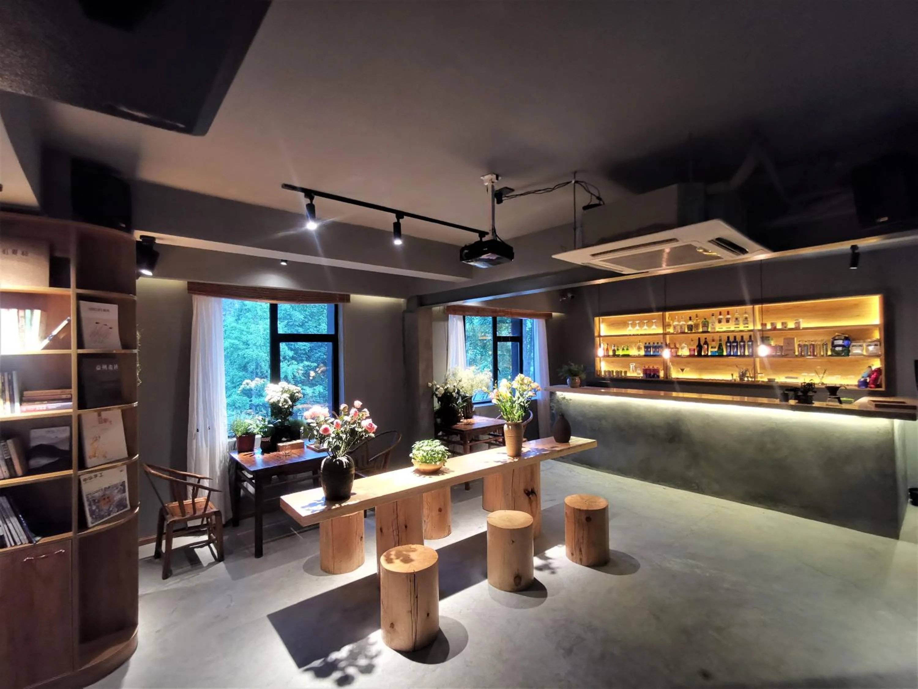 Restaurant/places to eat in Moonlight Hotel