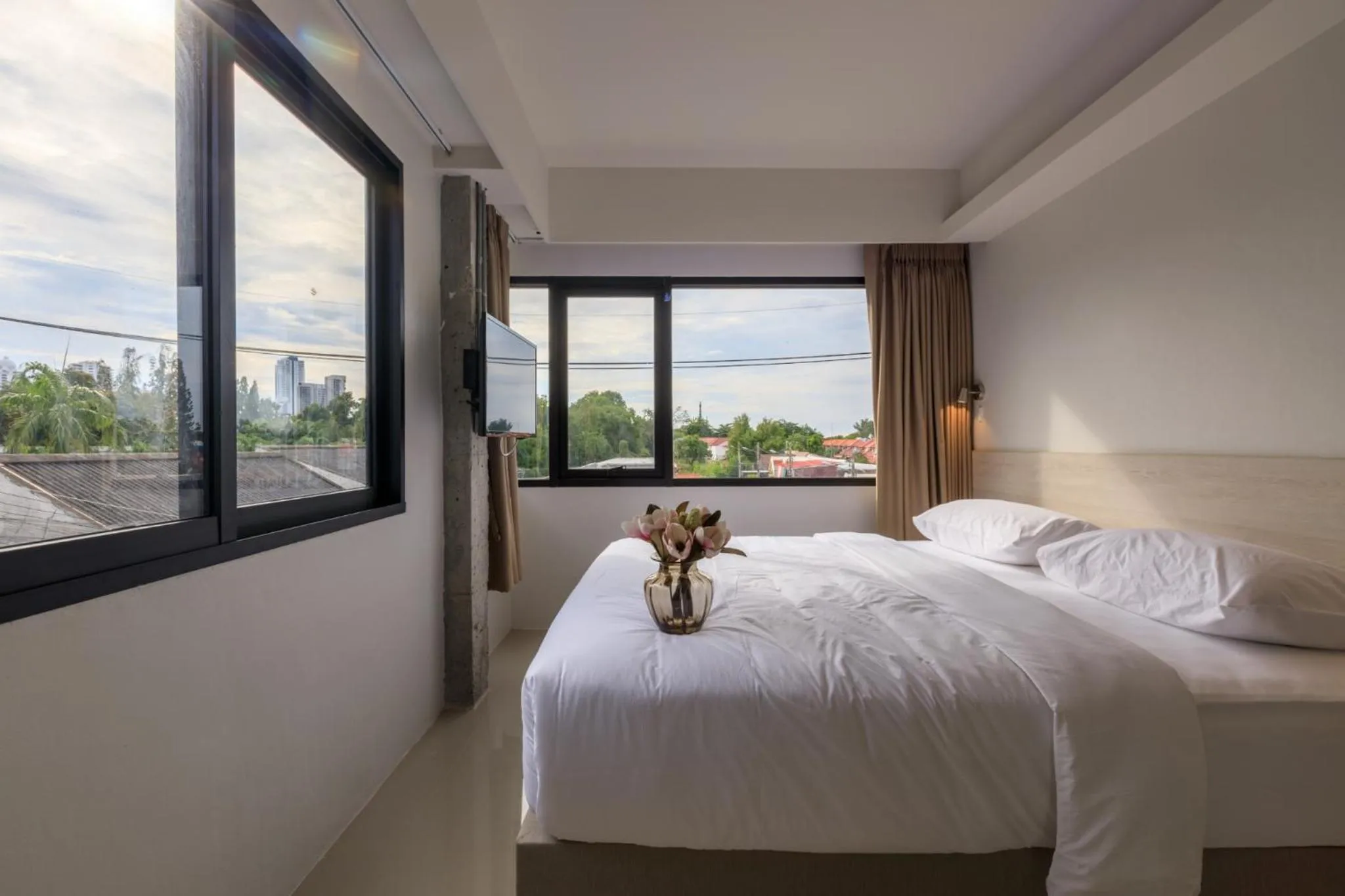 Photo of the whole room, Bed in Prima House Pattaya