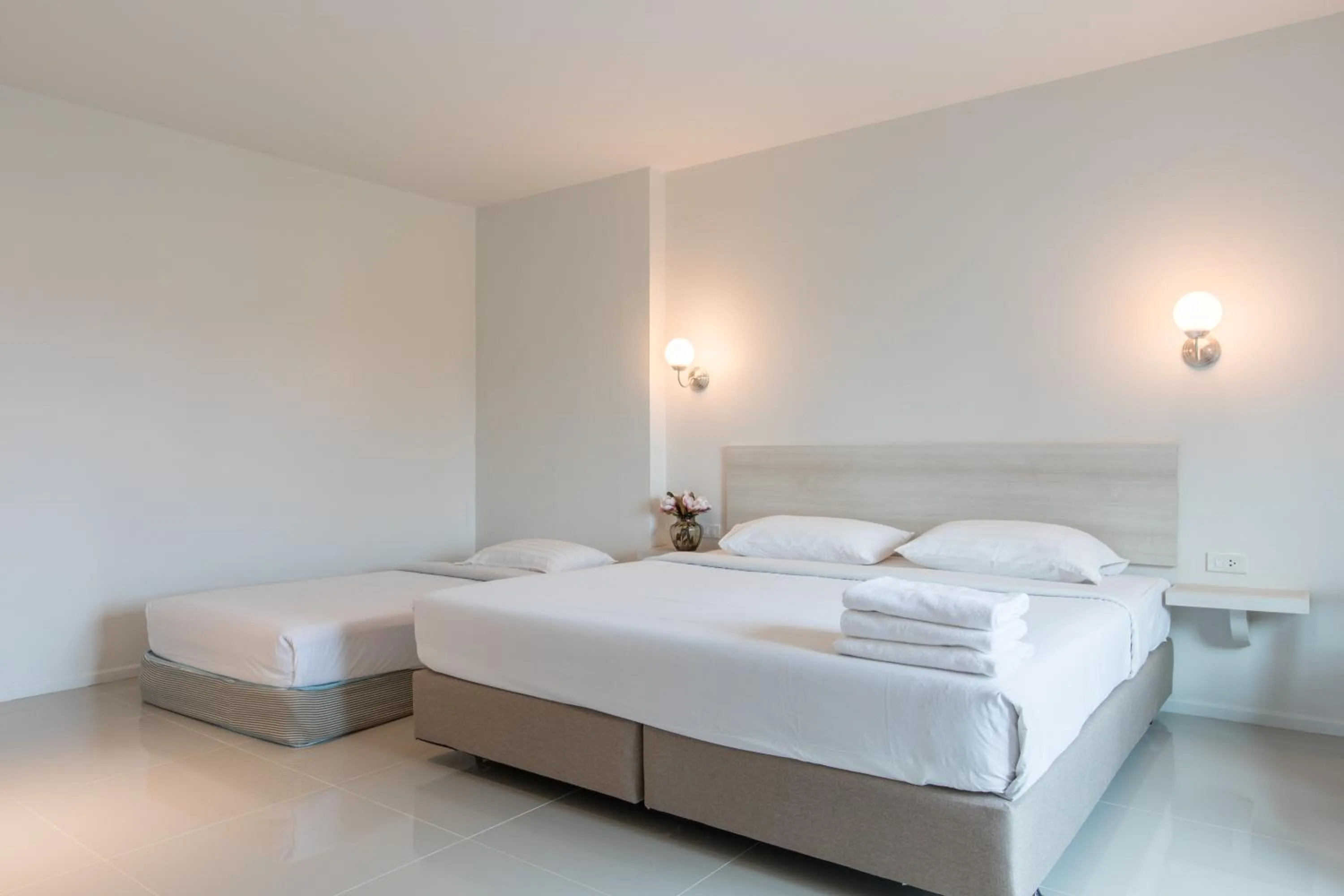 Photo of the whole room, Bed in Prima House Pattaya