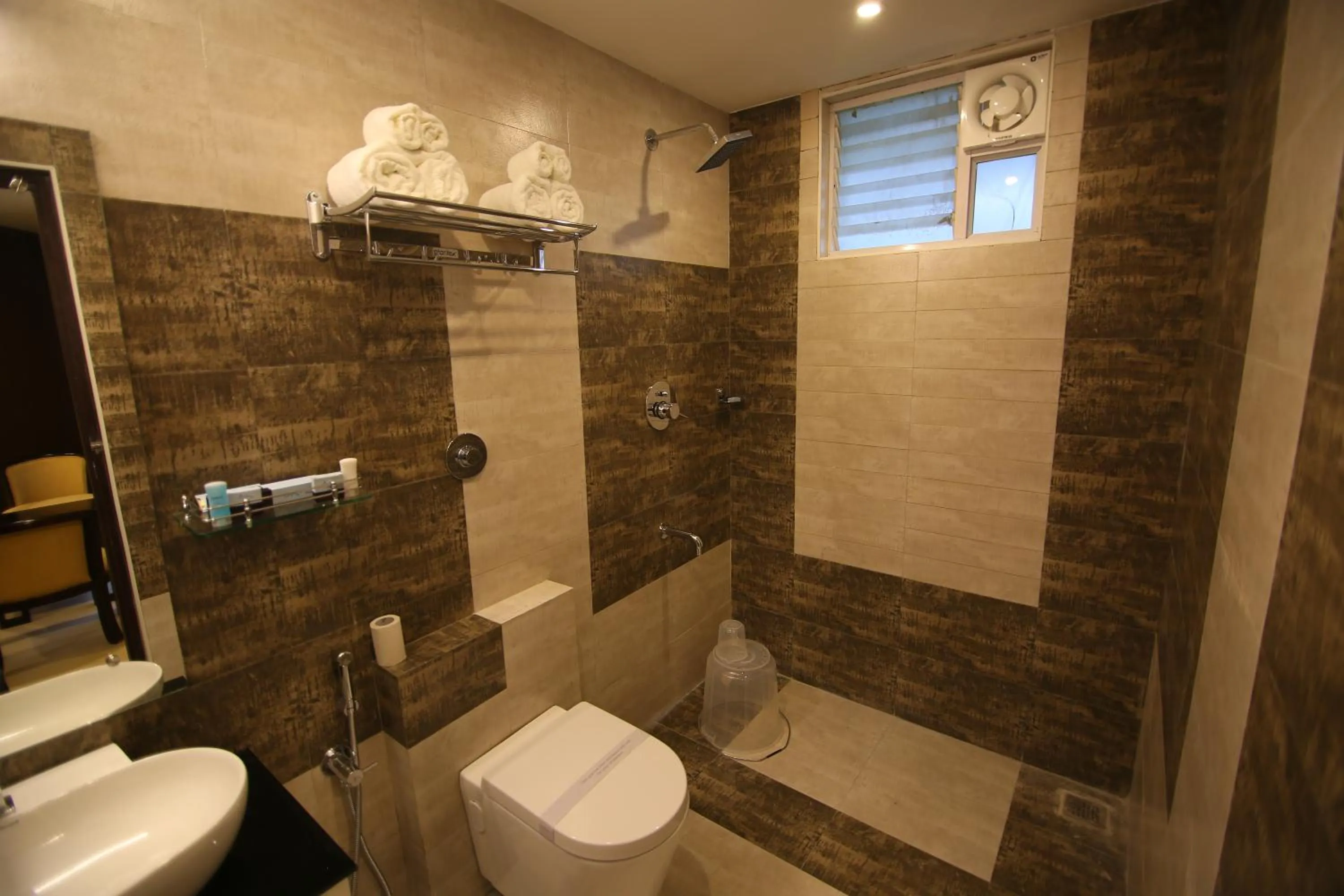 Shower in Hotel Le Sapphire