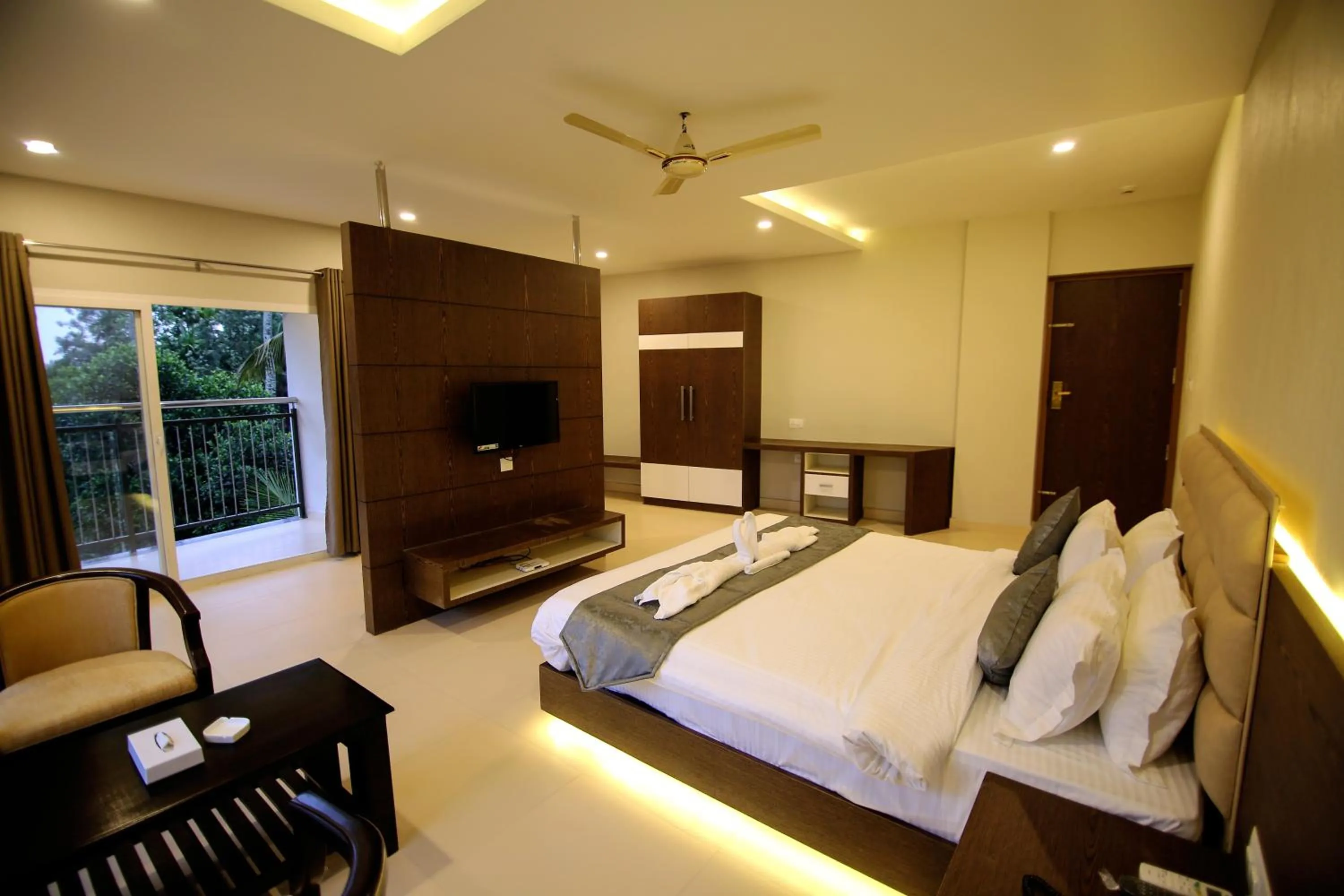 Balcony/Terrace, Bed in Hotel Le Sapphire