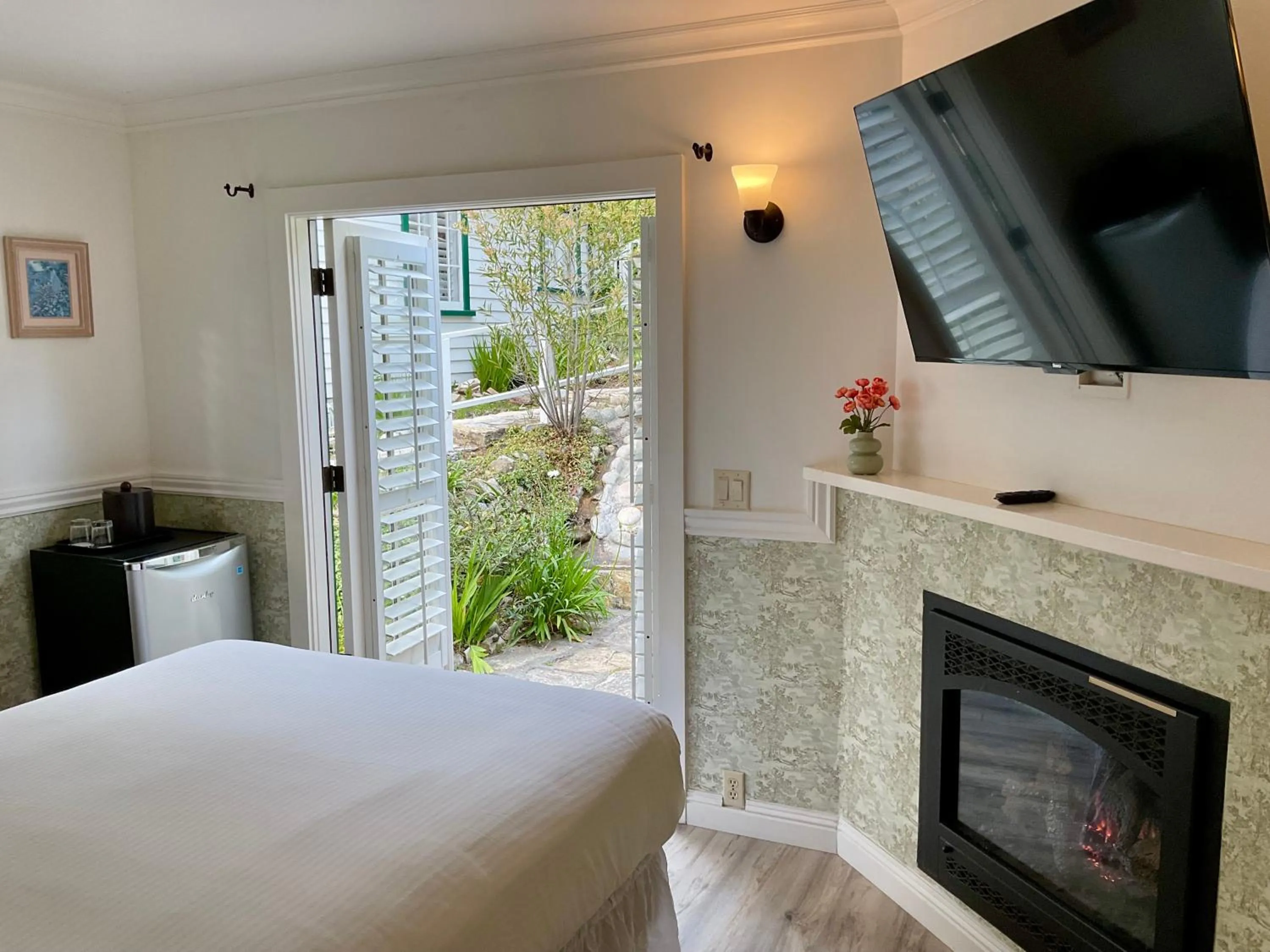 Patio, Bed in Carmel Green Lantern Inn