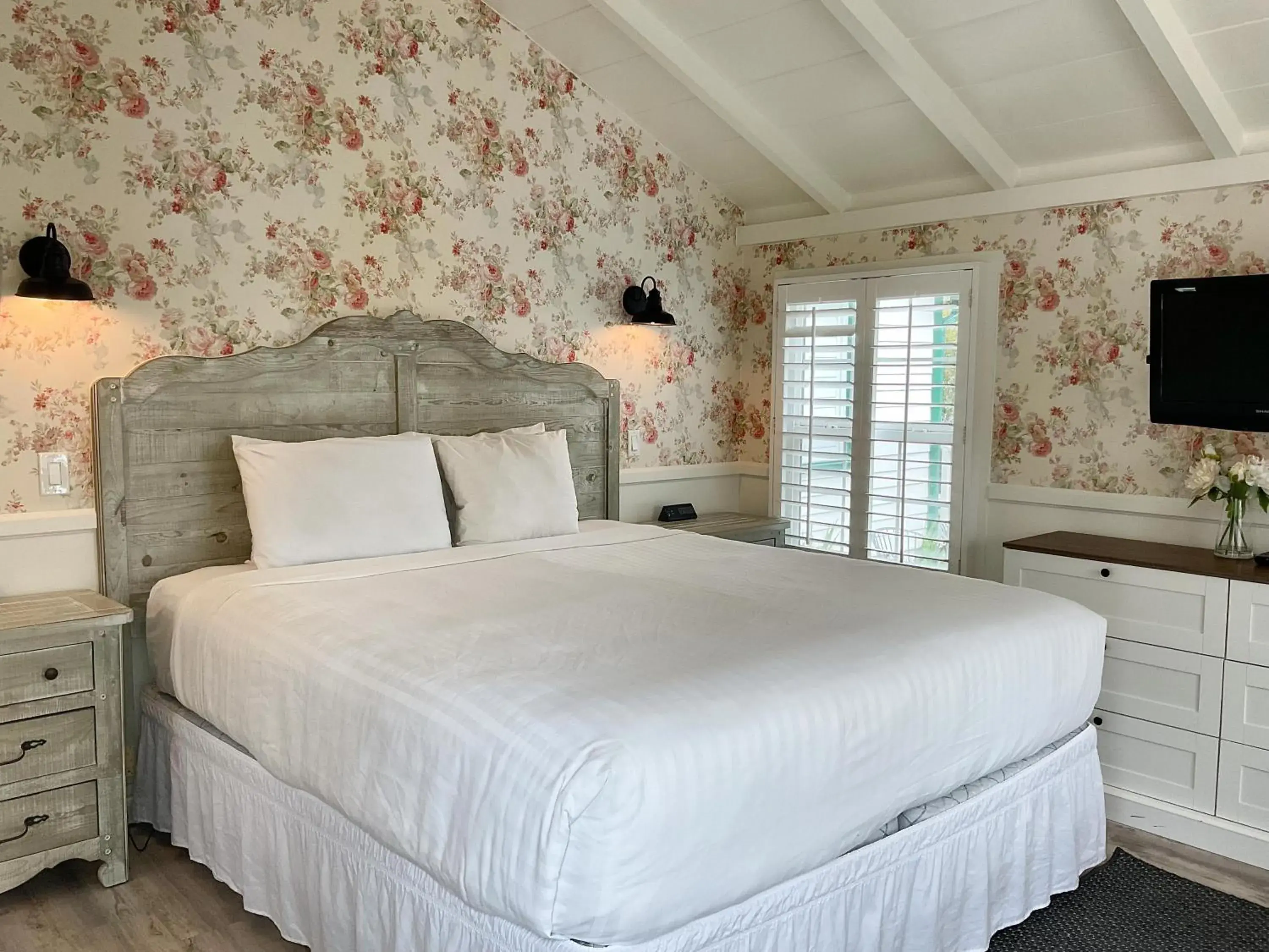 Deluxe King in Carmel Green Lantern Inn Deluxe King in Carmel Green Lantern Inn