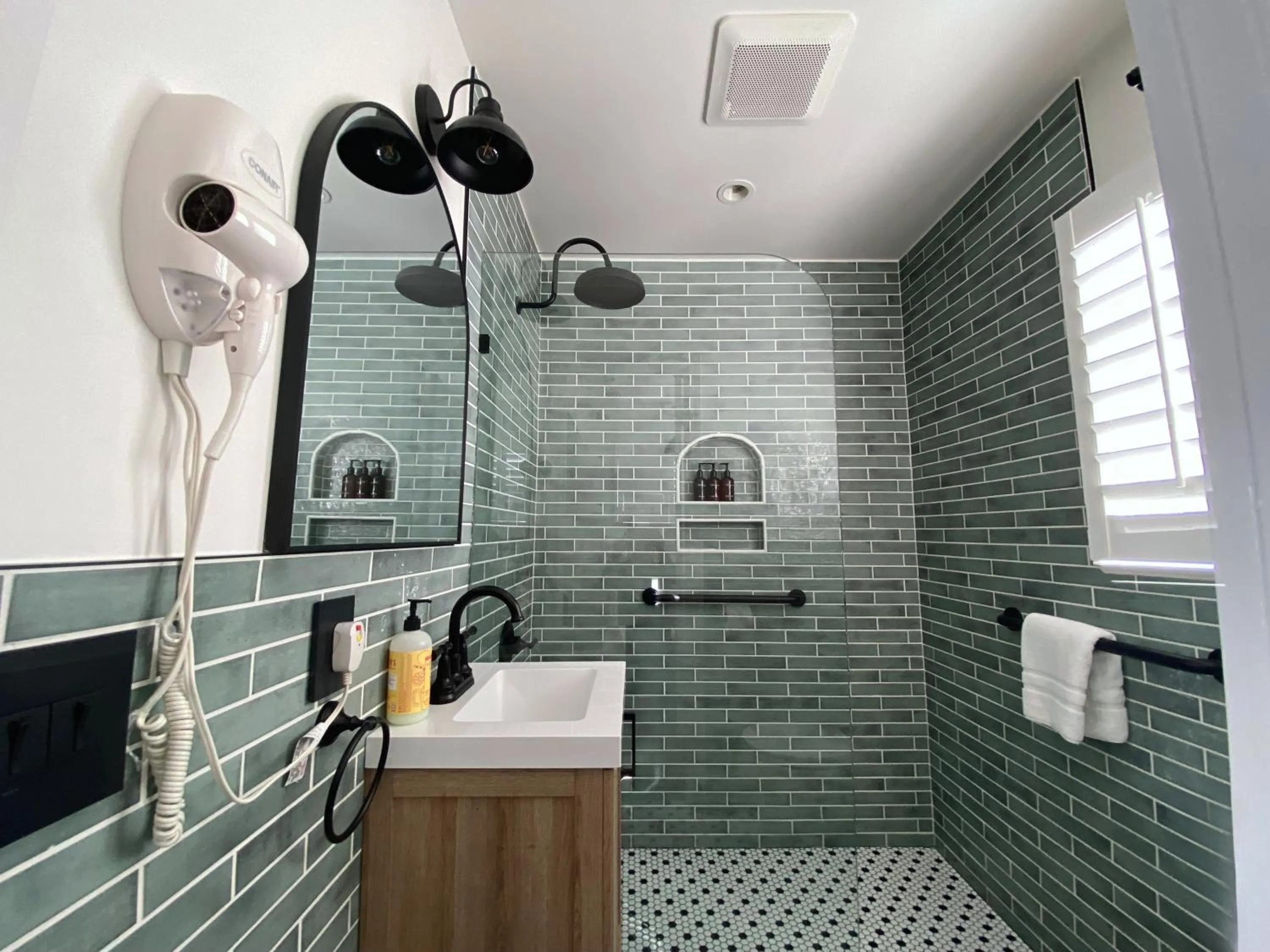 Shower in Carmel Green Lantern Inn