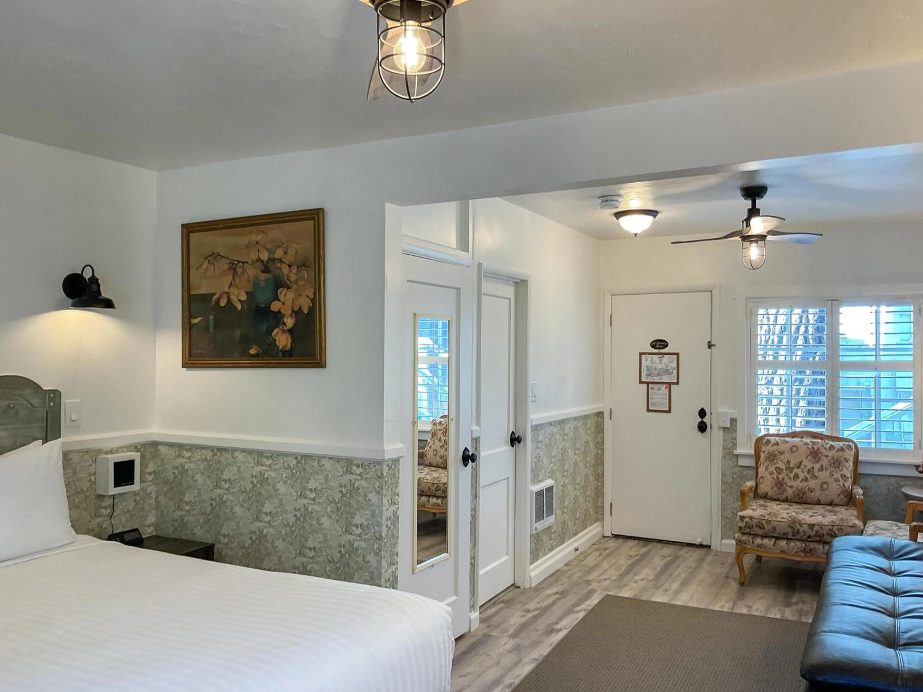 Seating area, Bed in Carmel Green Lantern Inn