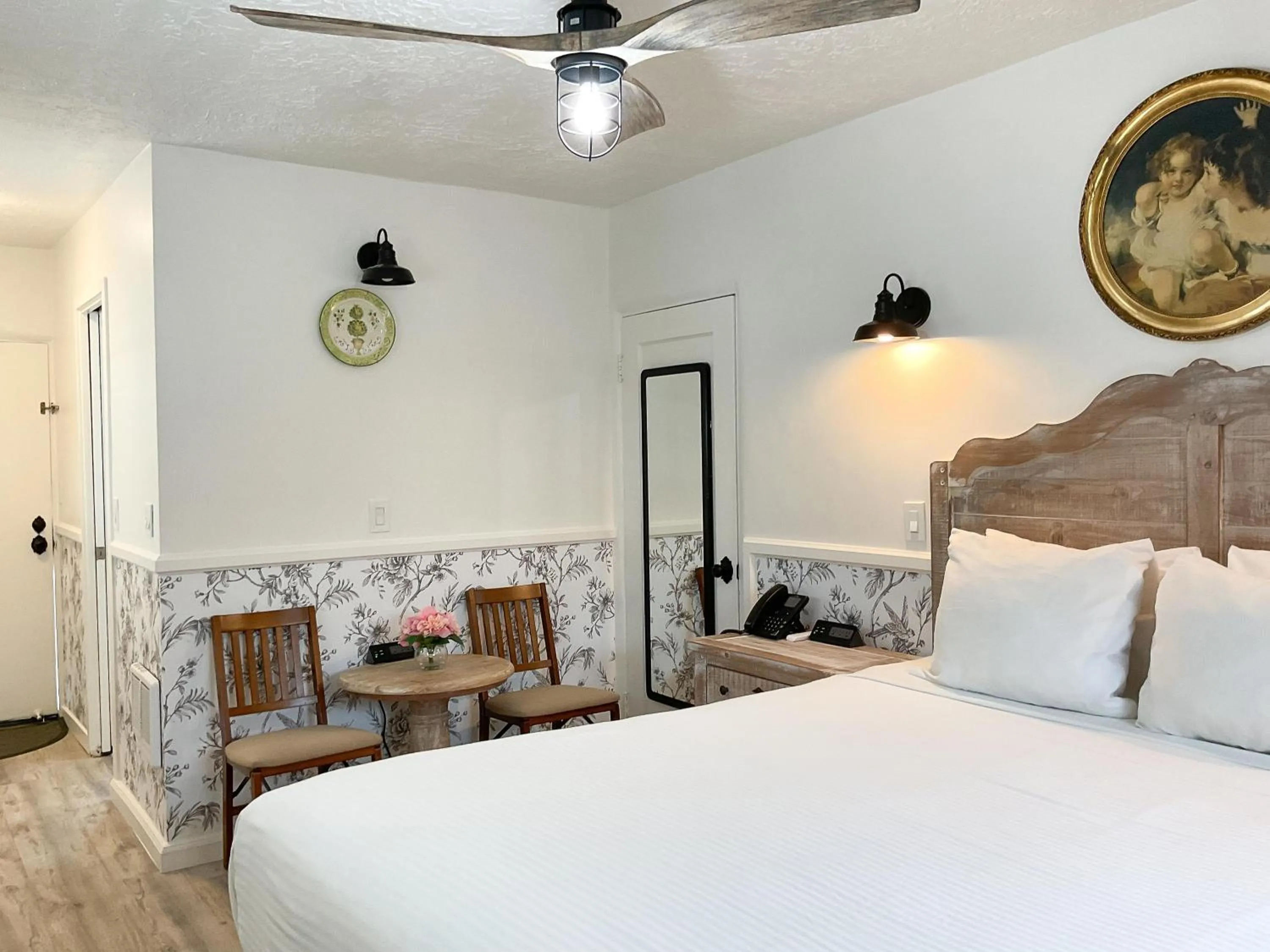 Bed in Carmel Green Lantern Inn