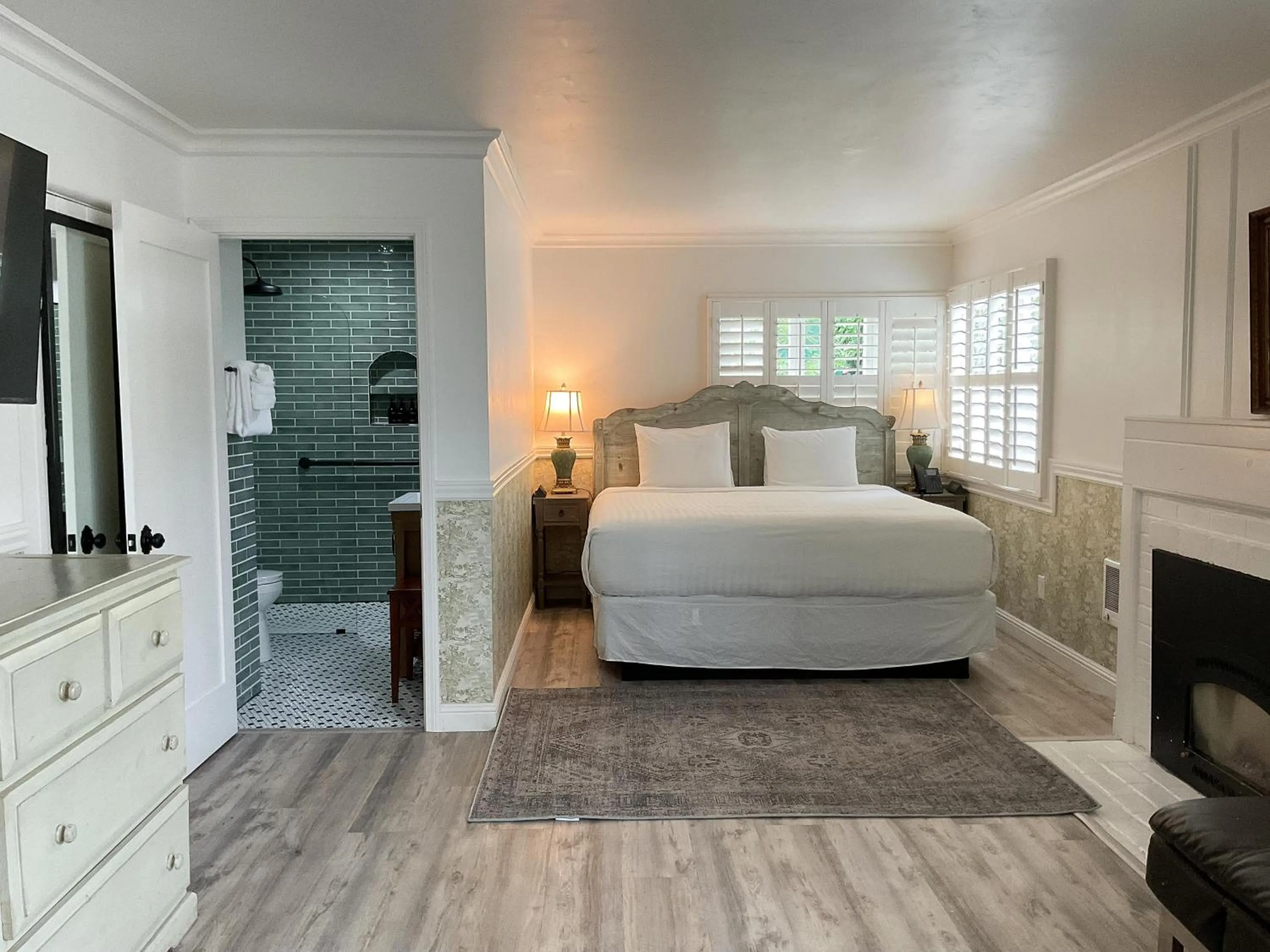 Shower, Bed in Carmel Green Lantern Inn