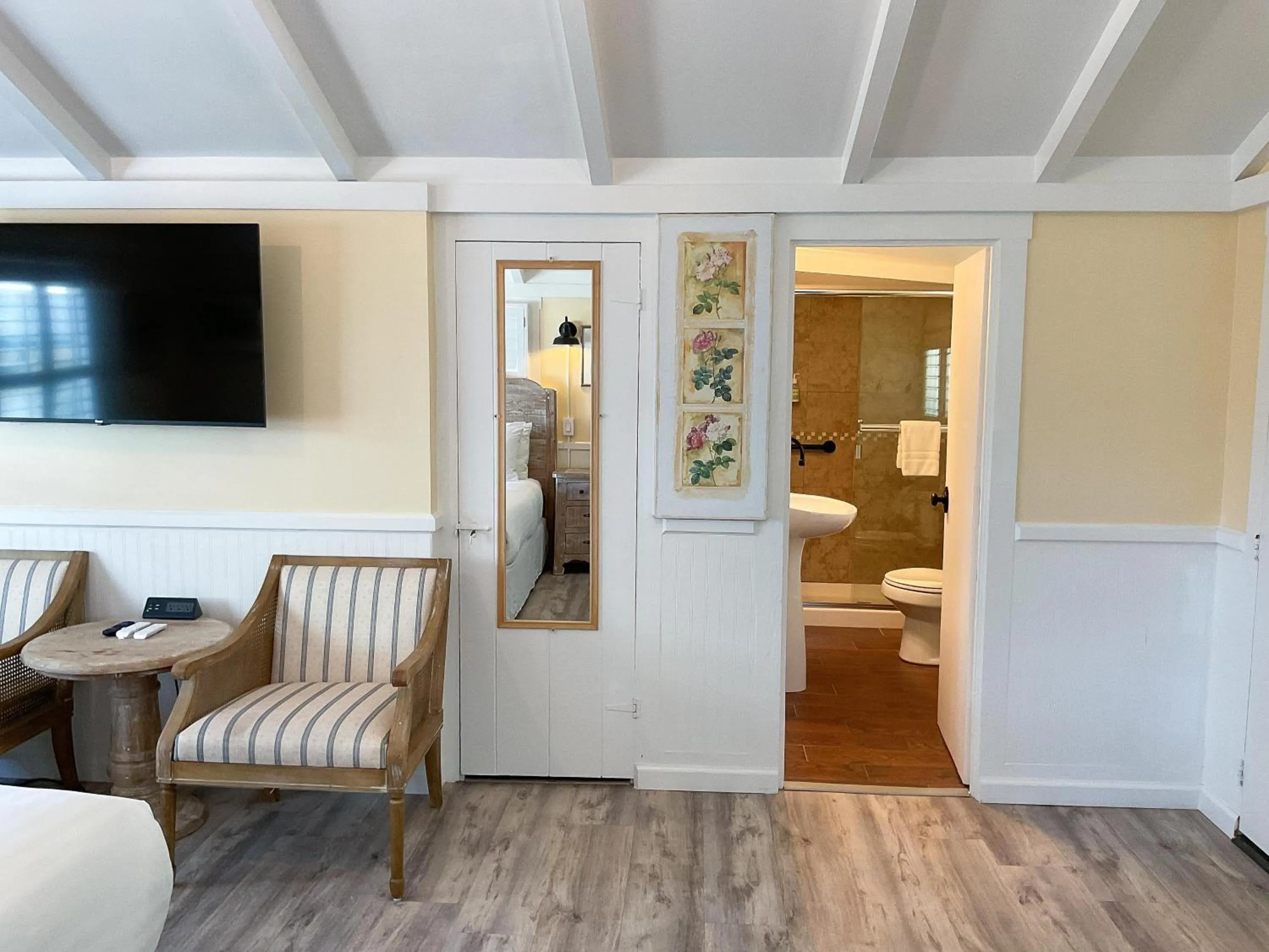 Shower, Bed in Carmel Green Lantern Inn