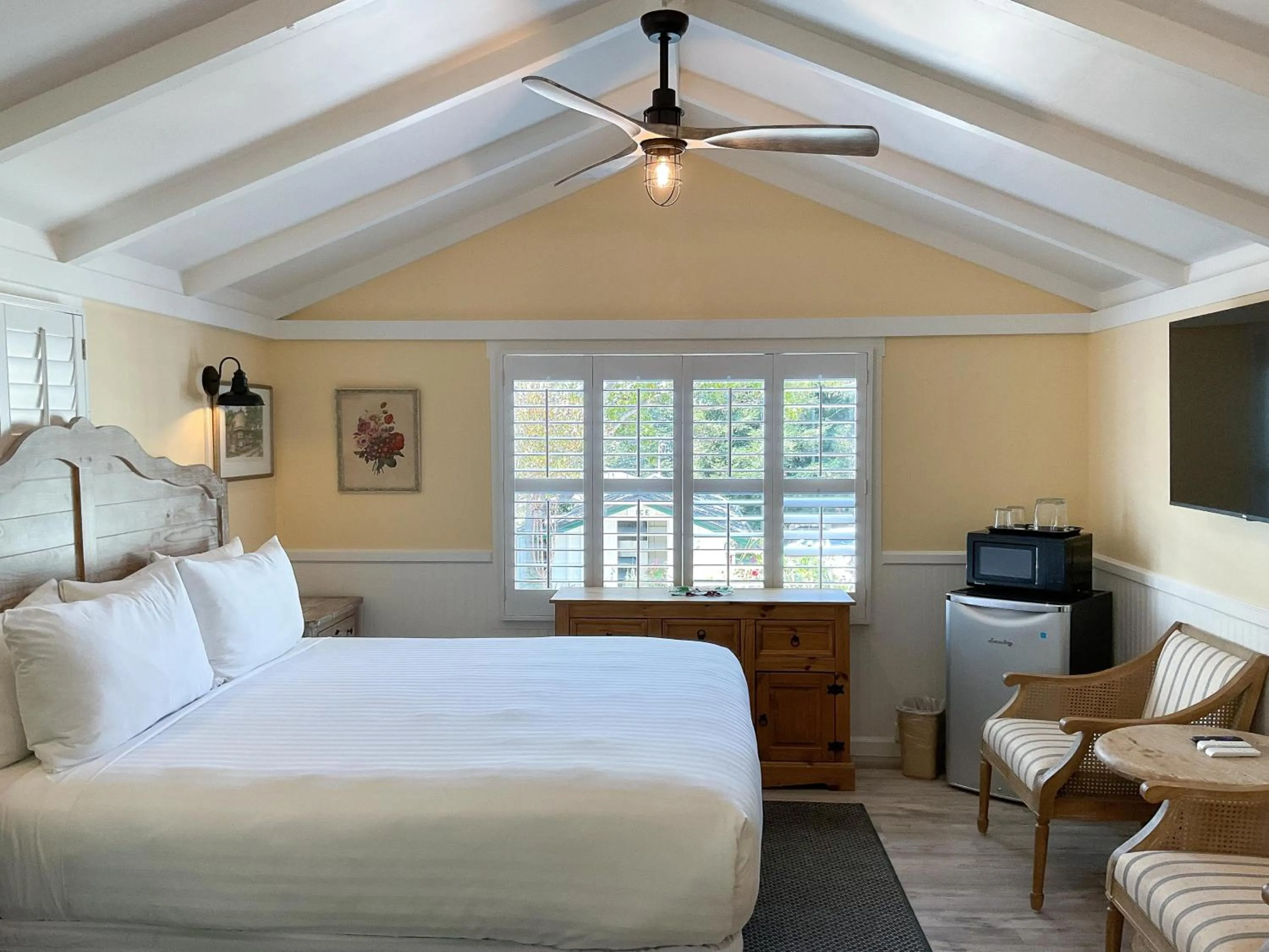 Bed in Carmel Green Lantern Inn