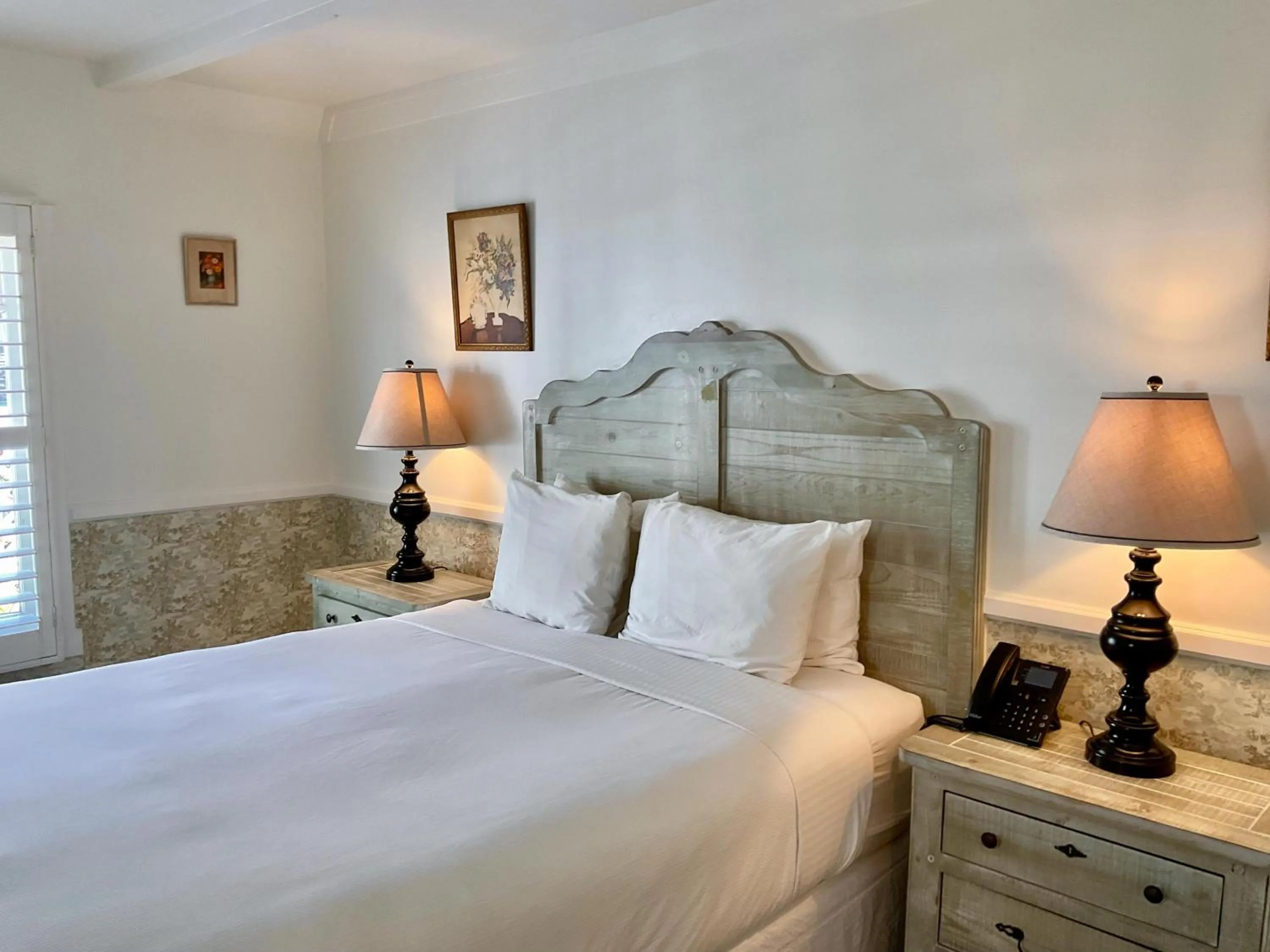 Bed in Carmel Green Lantern Inn