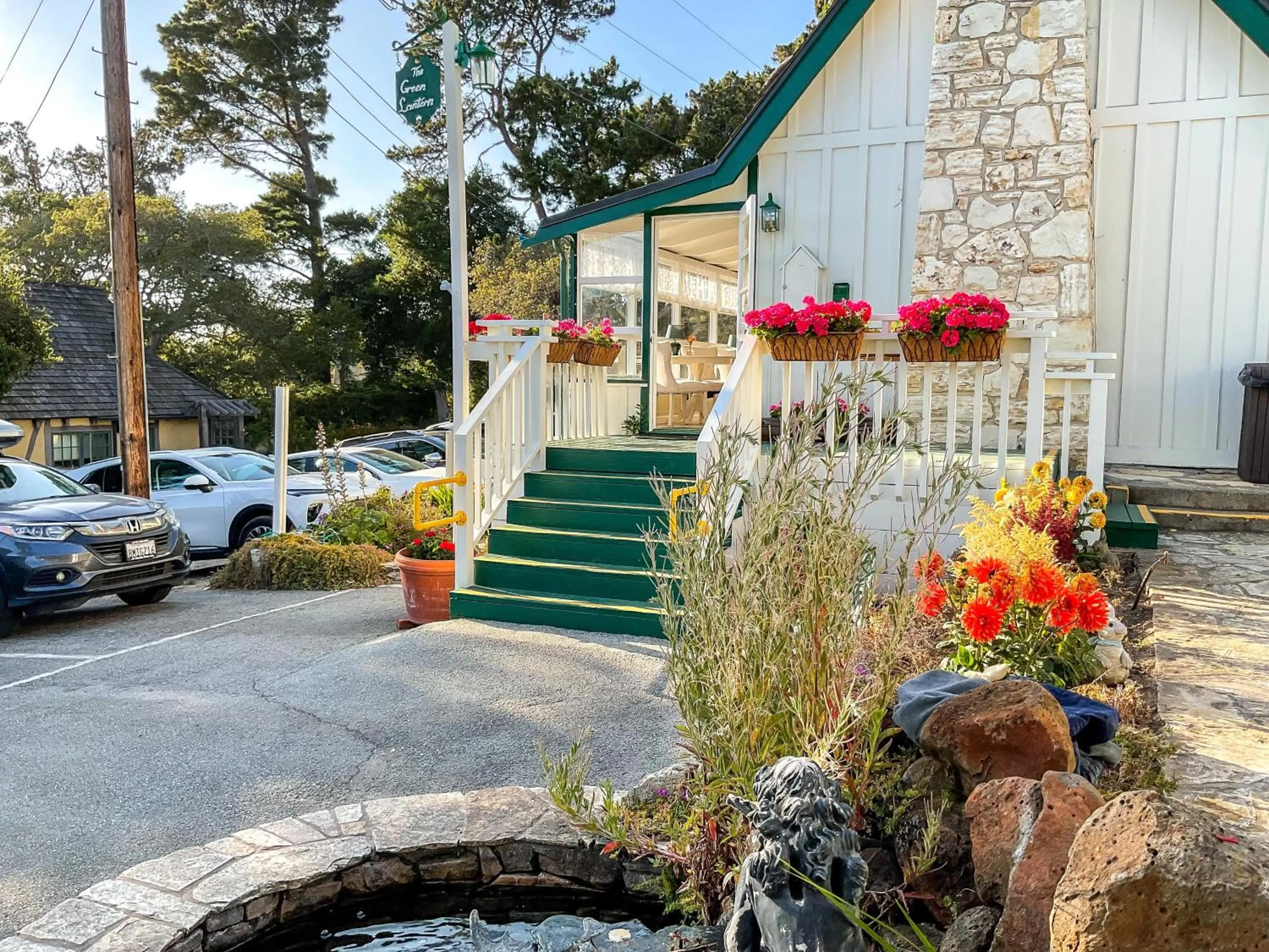 Facade/entrance in Carmel Green Lantern Inn
