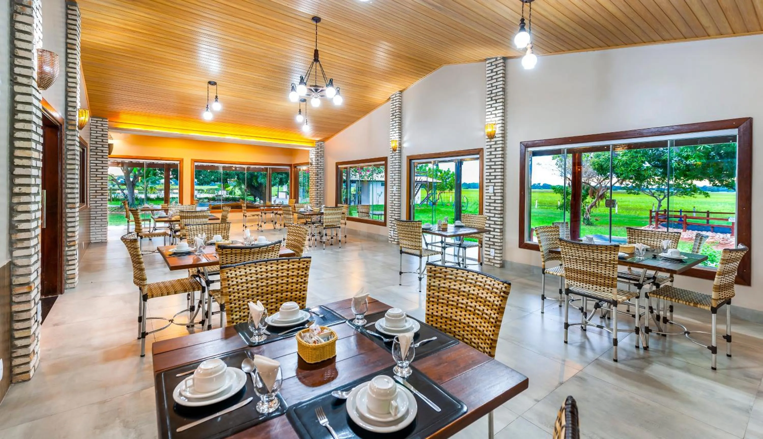 Restaurant/places to eat in Pousada Piuval