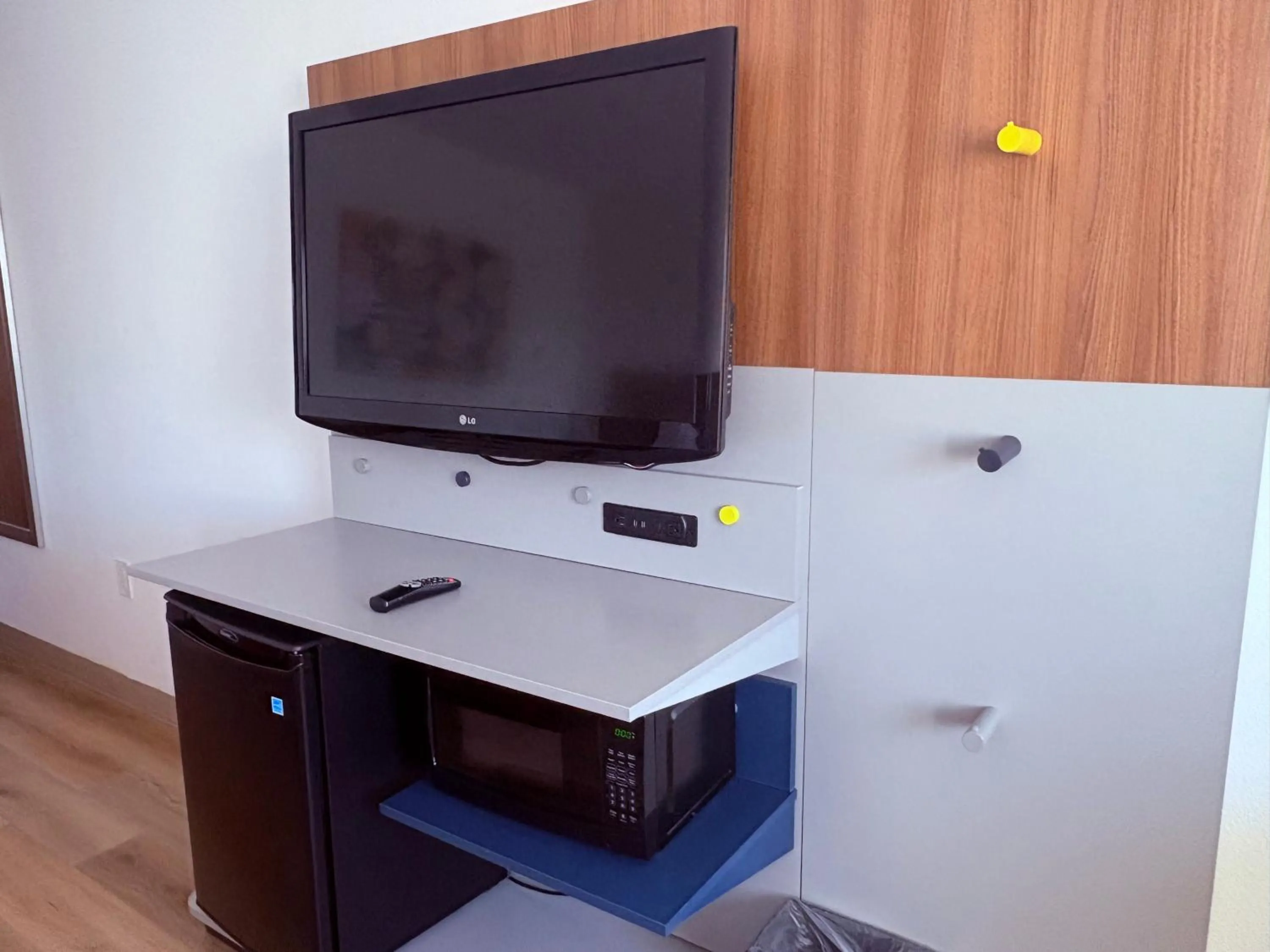 TV and multimedia in Microtel Inn & Suites by Wyndham Denver Airport