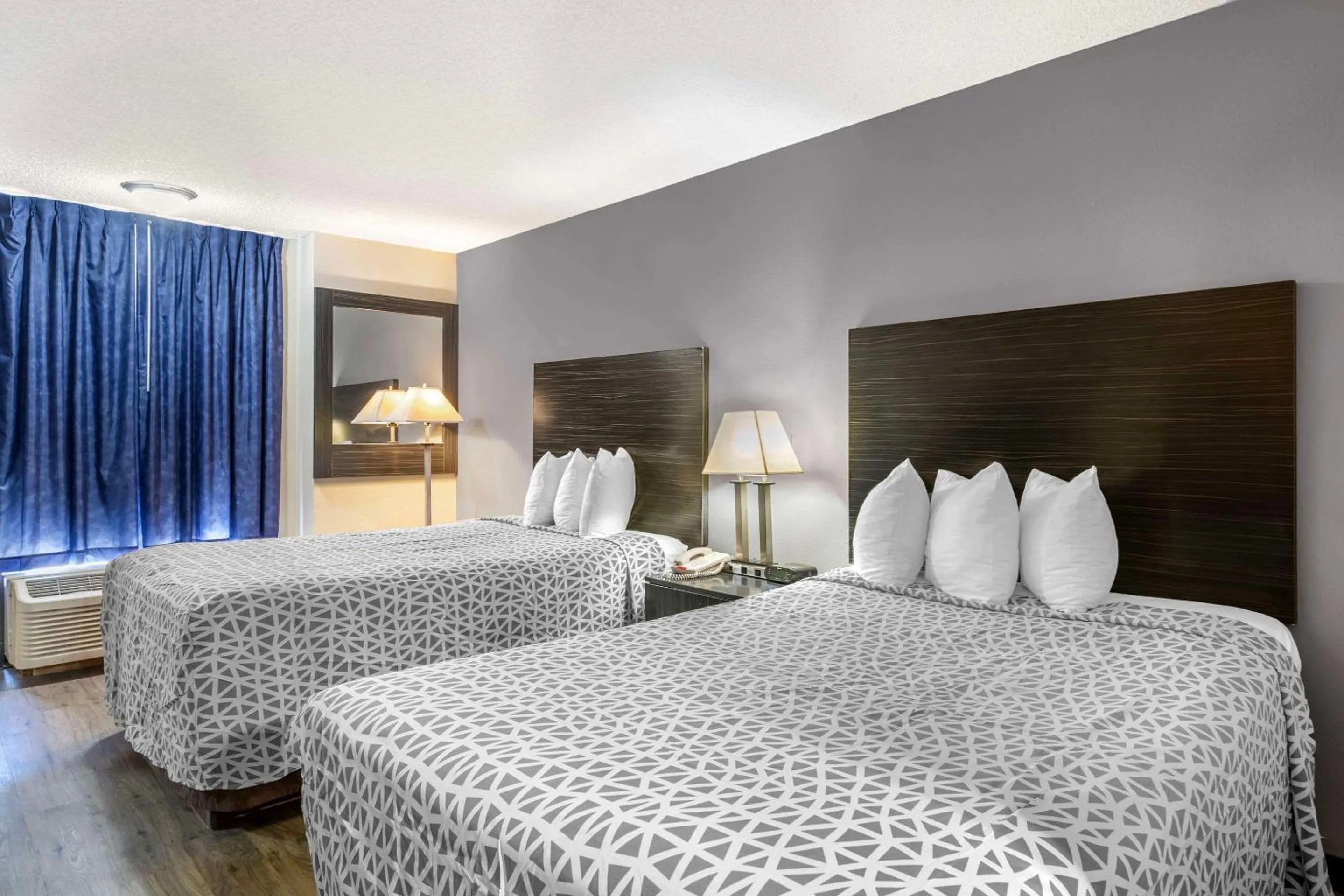 Bedroom, Bed in Suburban Studios International Drive