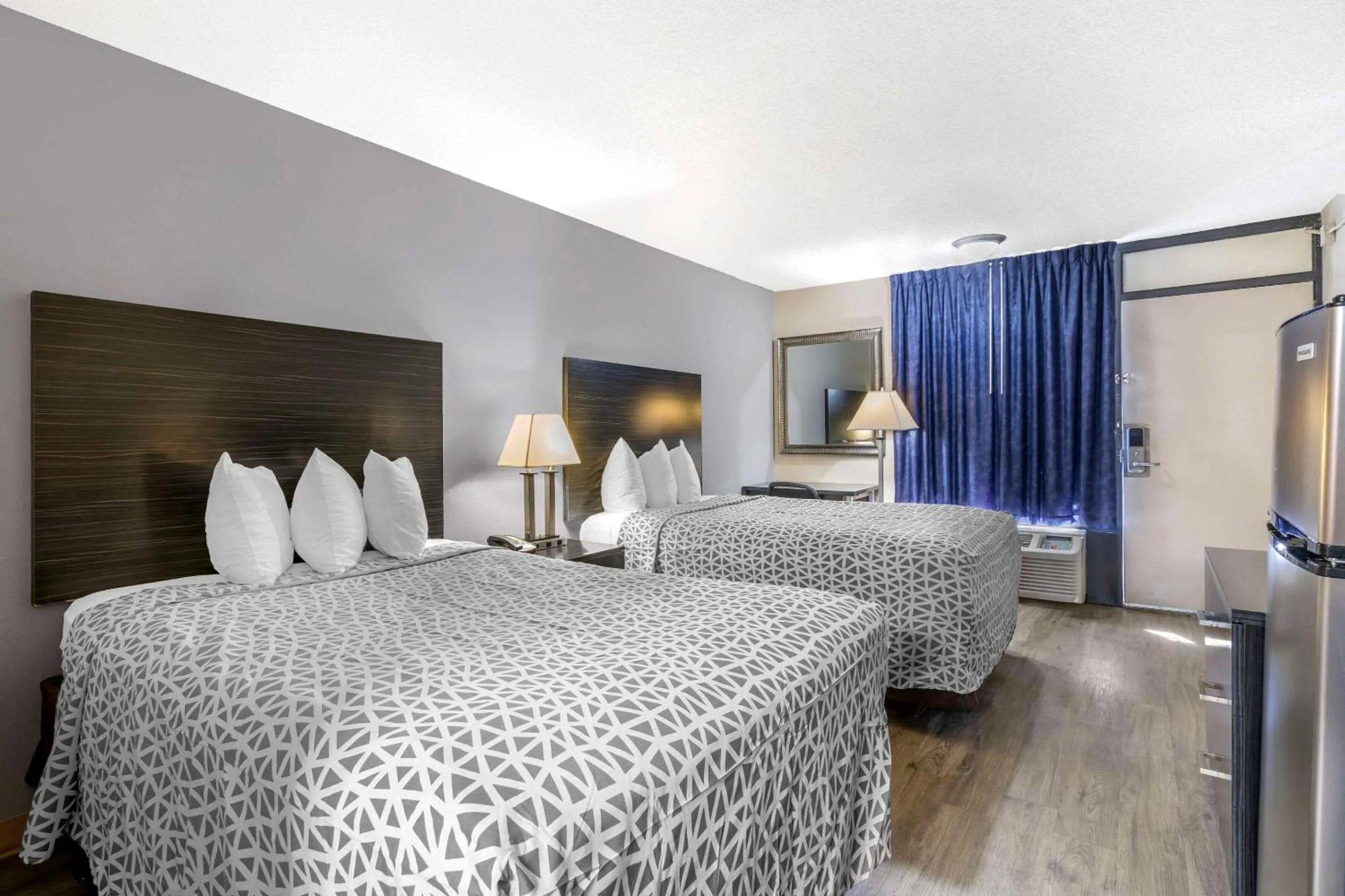 Bedroom, Bed in Suburban Studios International Drive