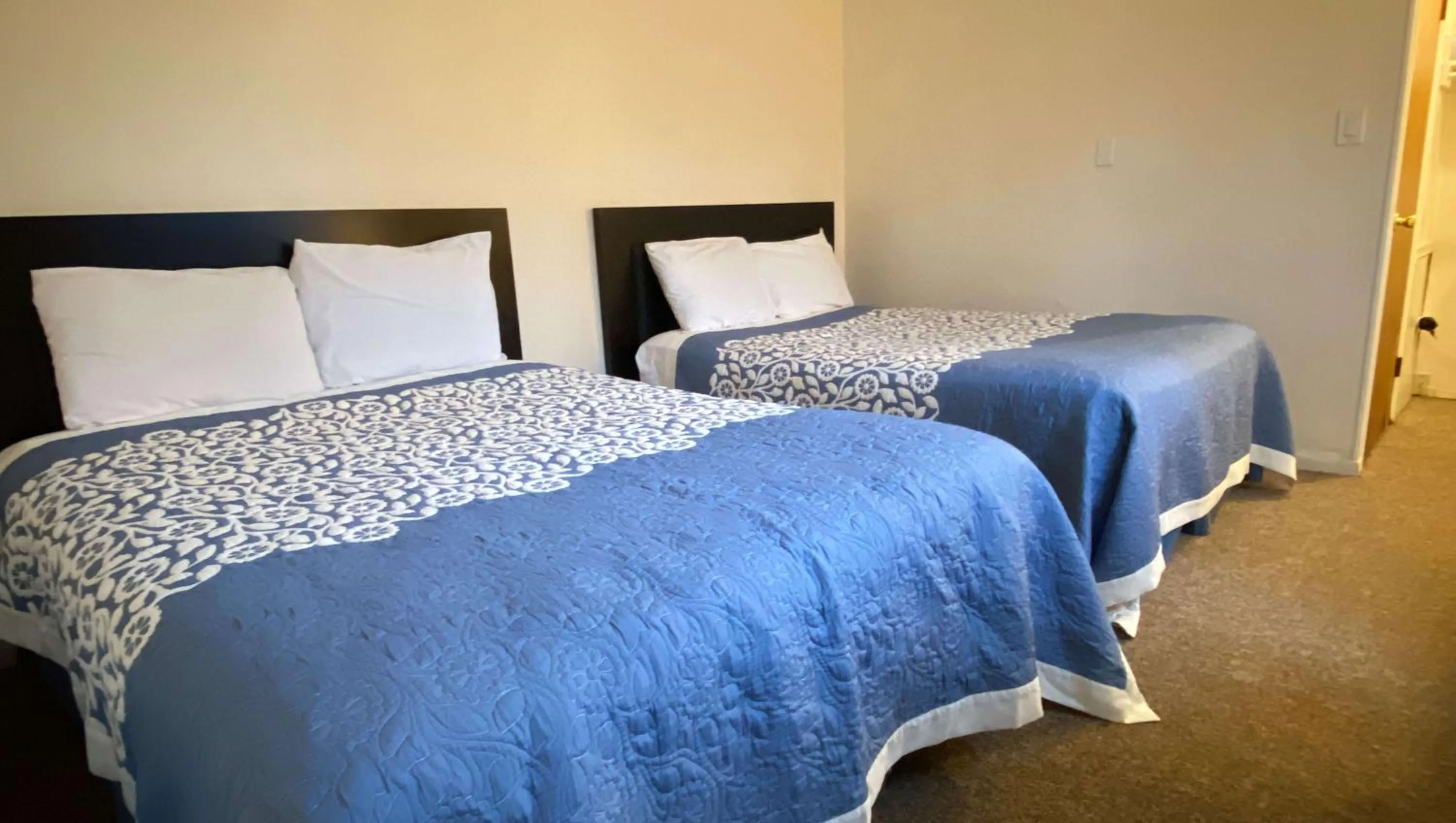 Photo of the whole room, Bed in Country Place Inn and Suites White Haven