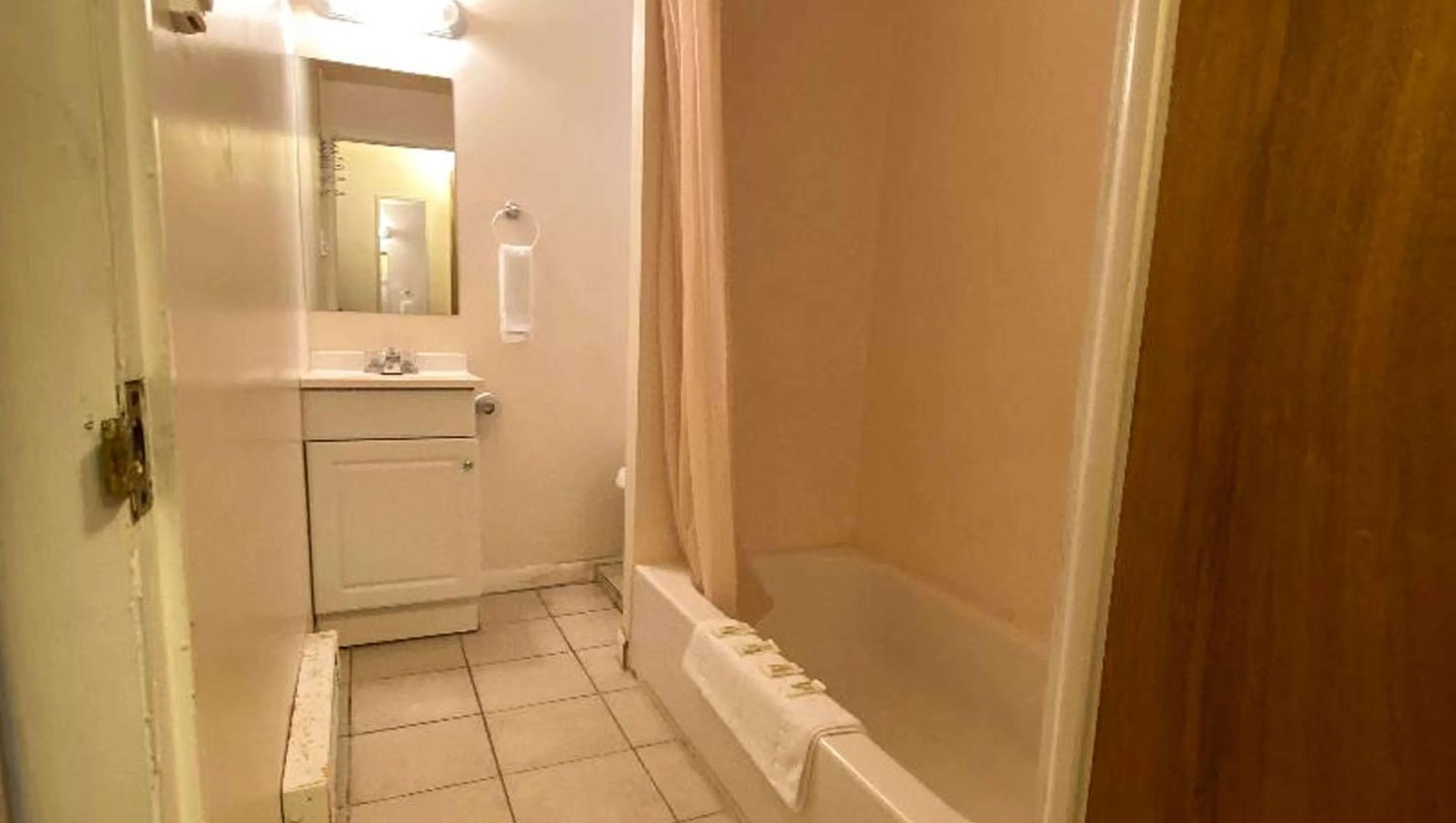 Bathroom in Country Place Inn and Suites White Haven