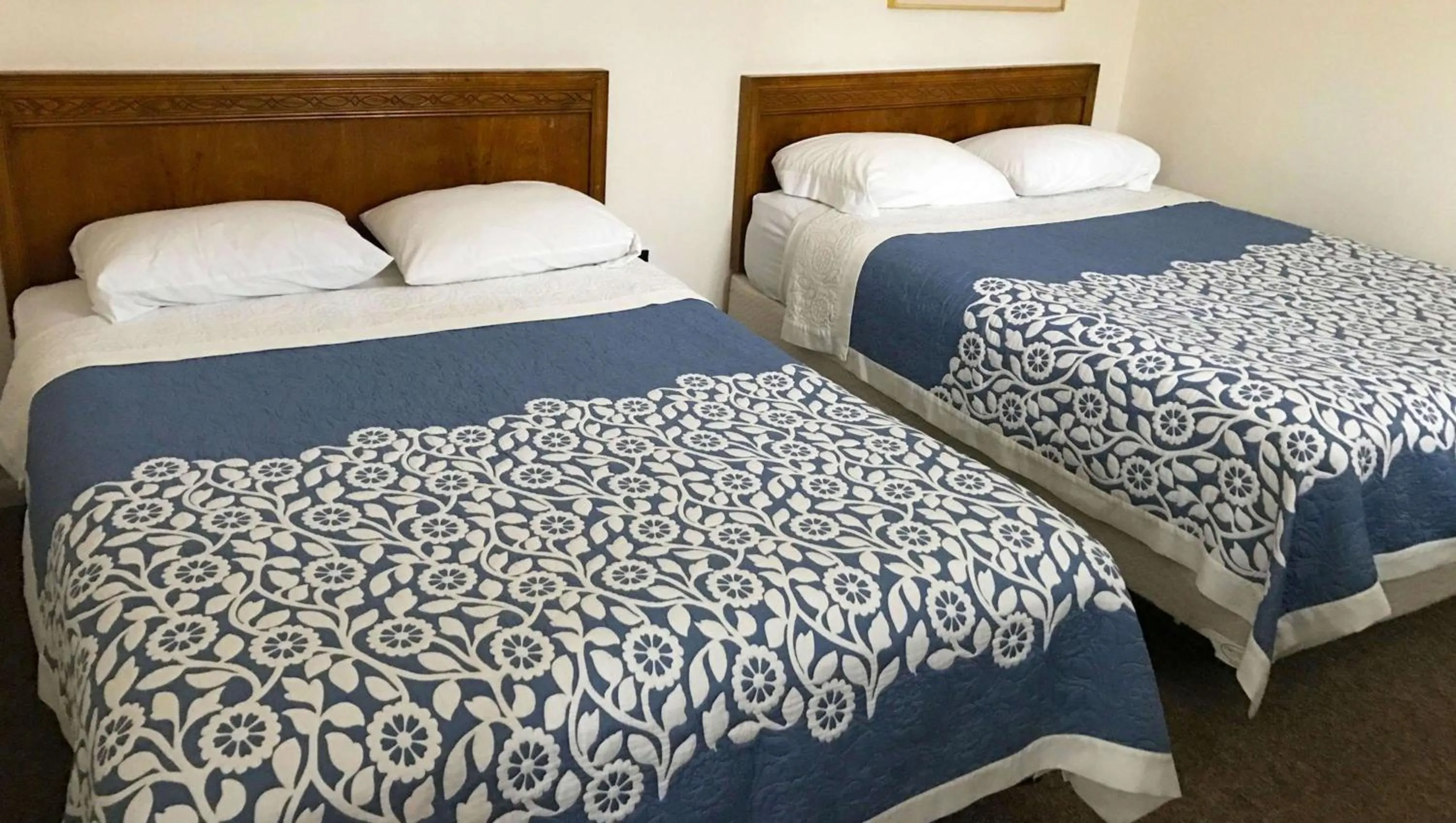 Photo of the whole room, Bed in Country Place Inn and Suites White Haven