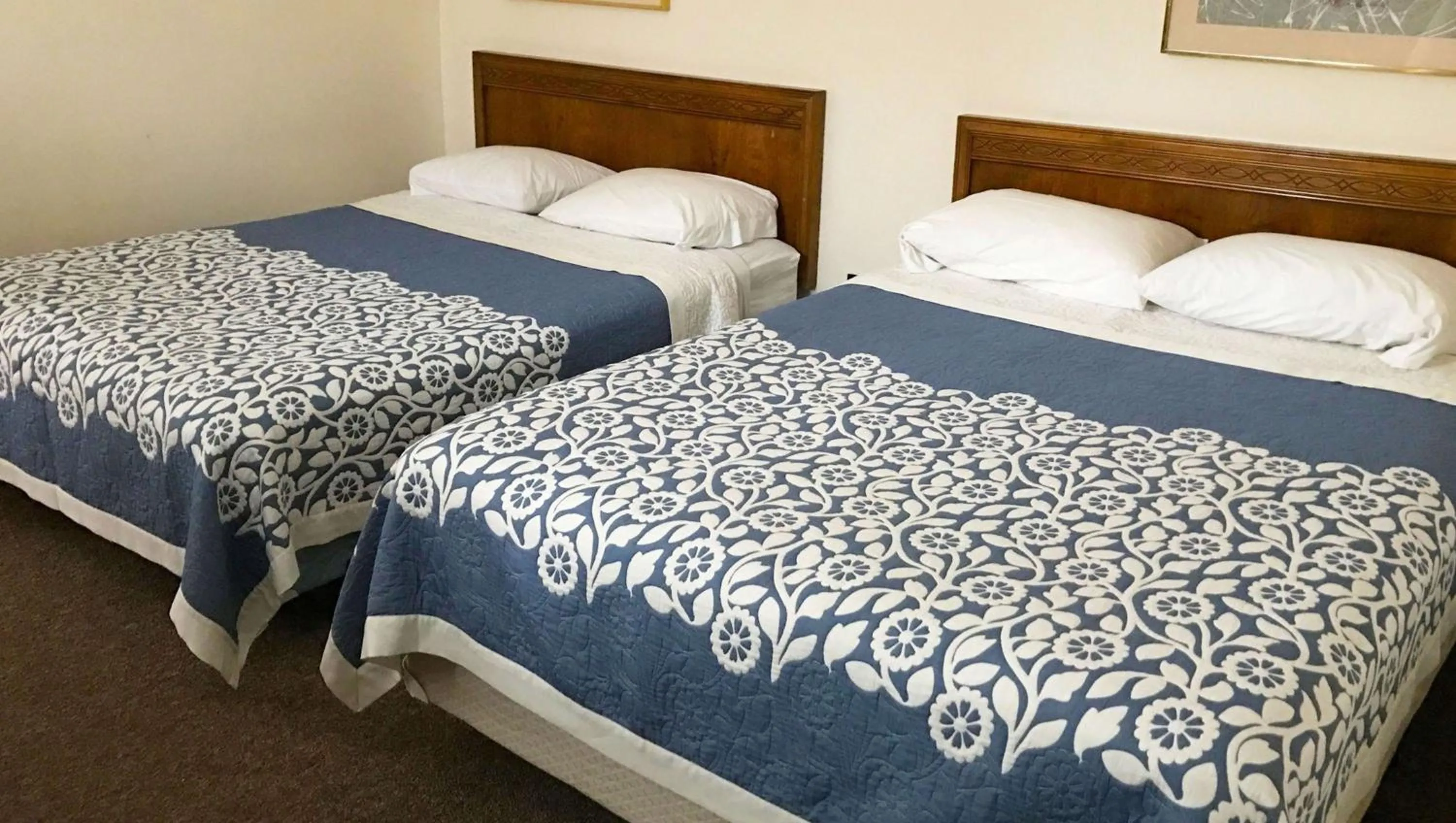 Photo of the whole room, Bed in Country Place Inn and Suites White Haven