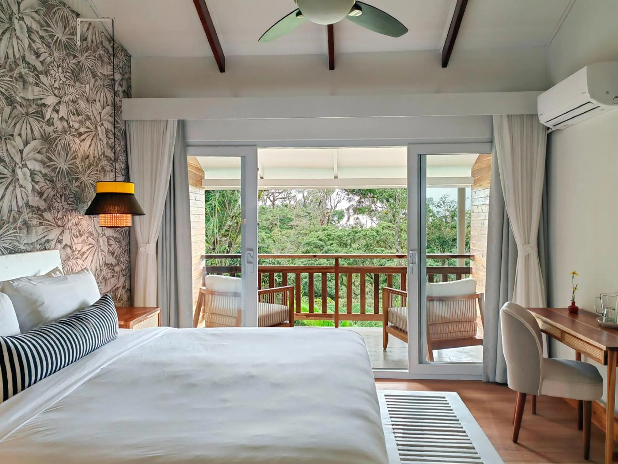 Balcony/Terrace, Bed in Monteverde Lodge