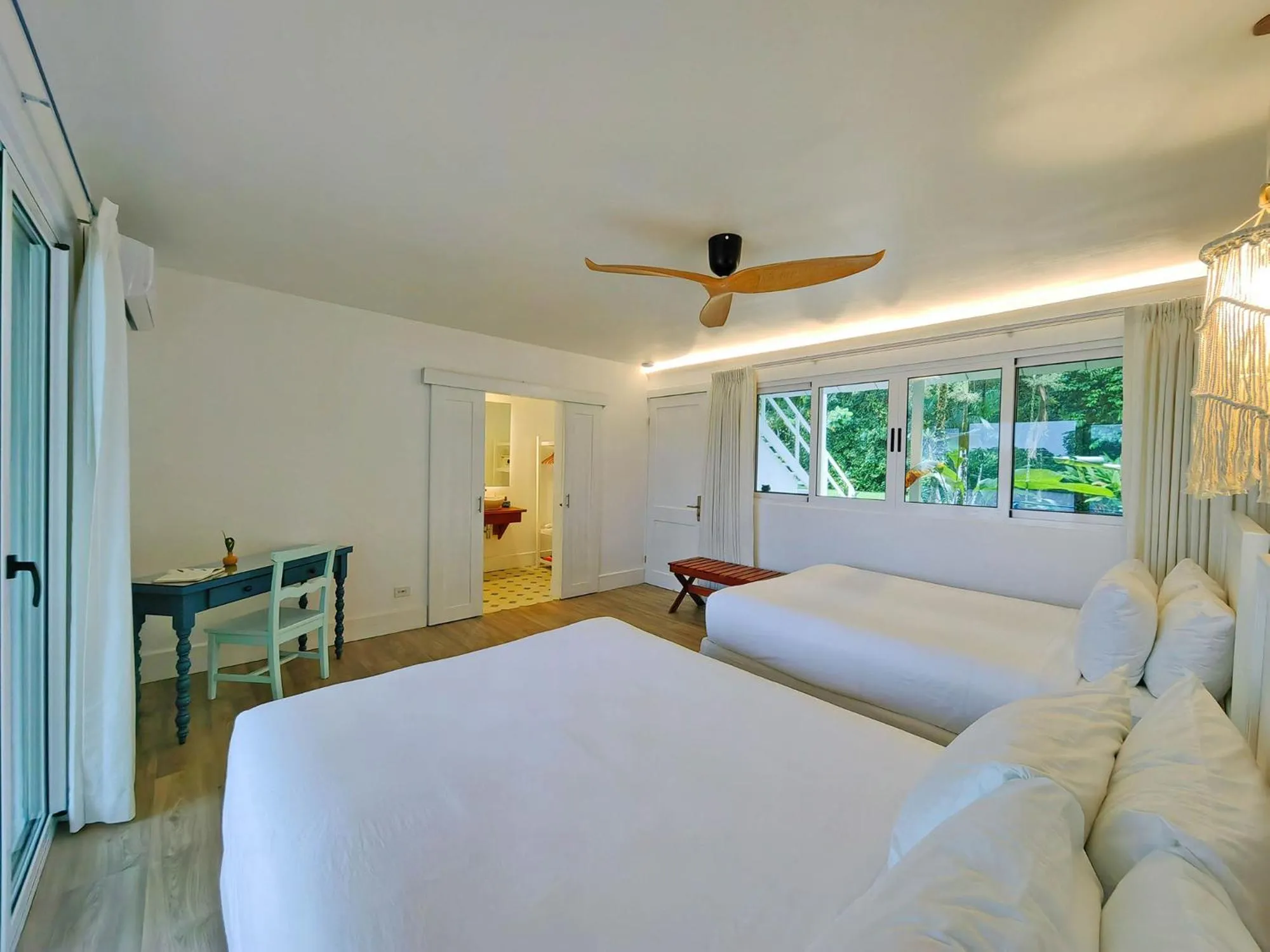 Bed in Tortuga Lodge