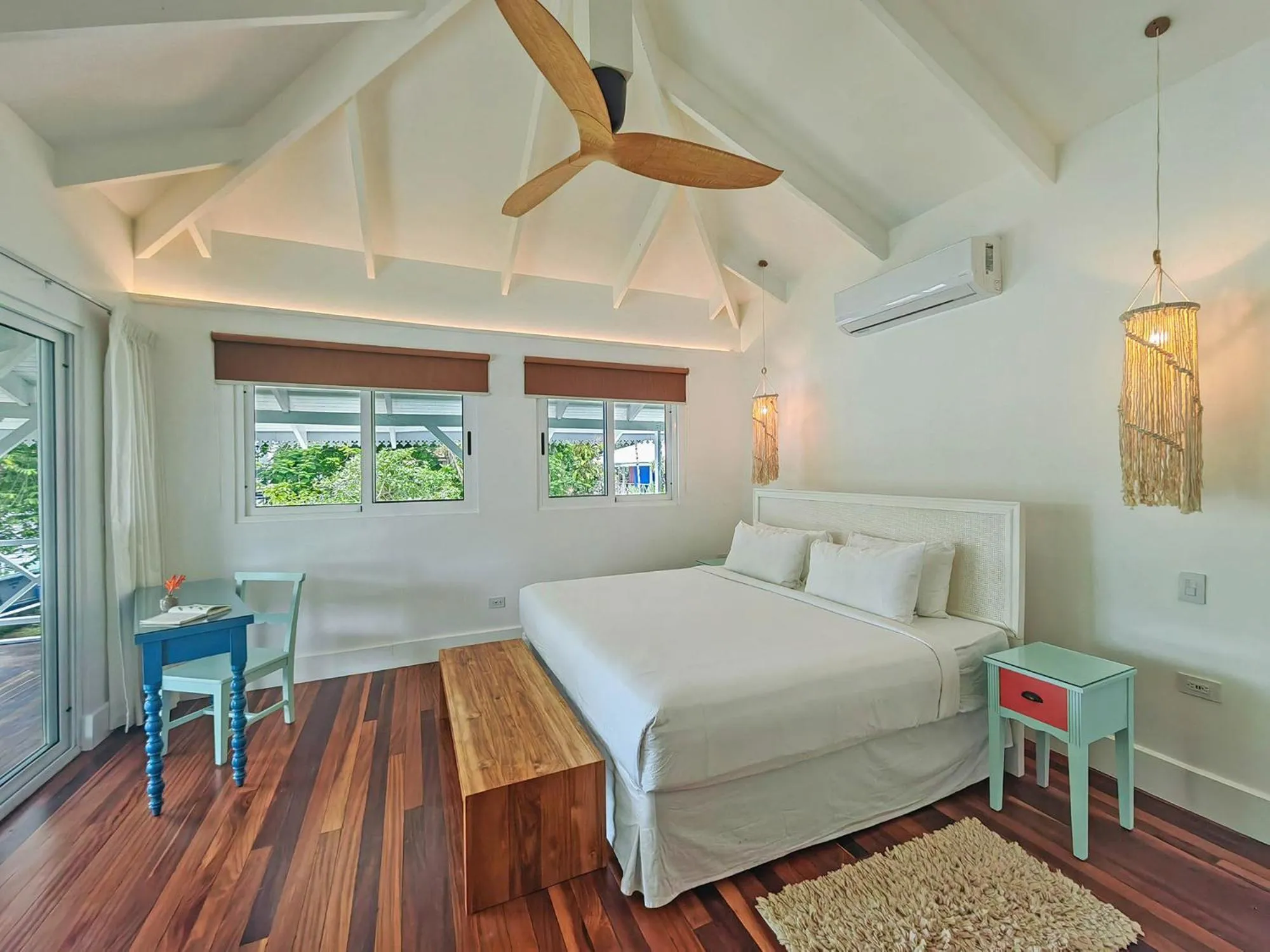 Bed in Tortuga Lodge