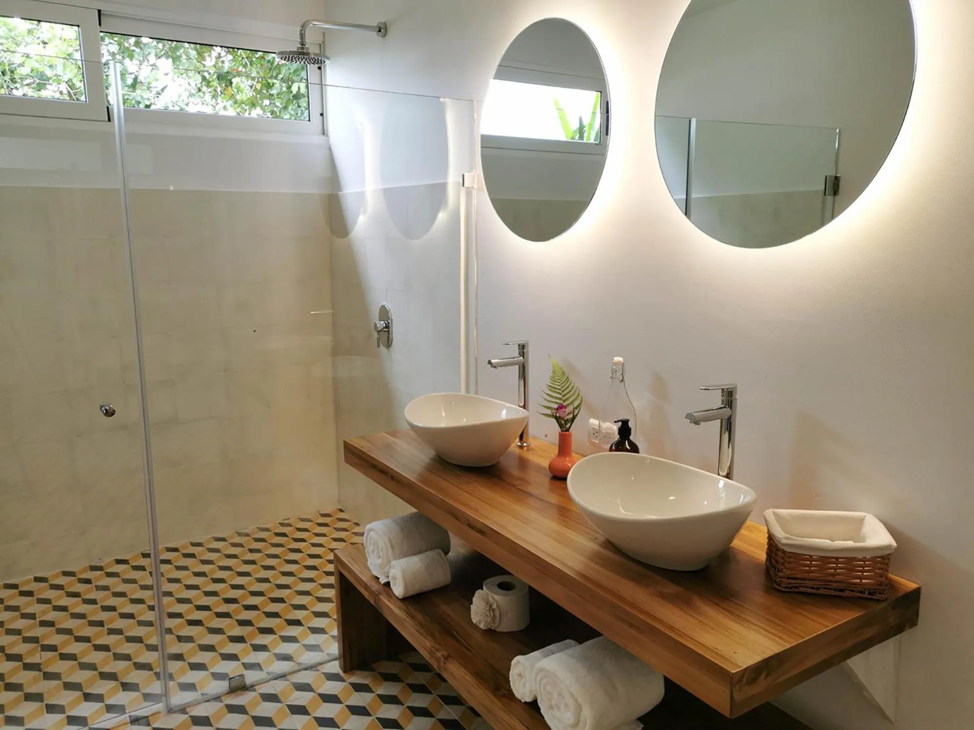 Shower in Tortuga Lodge