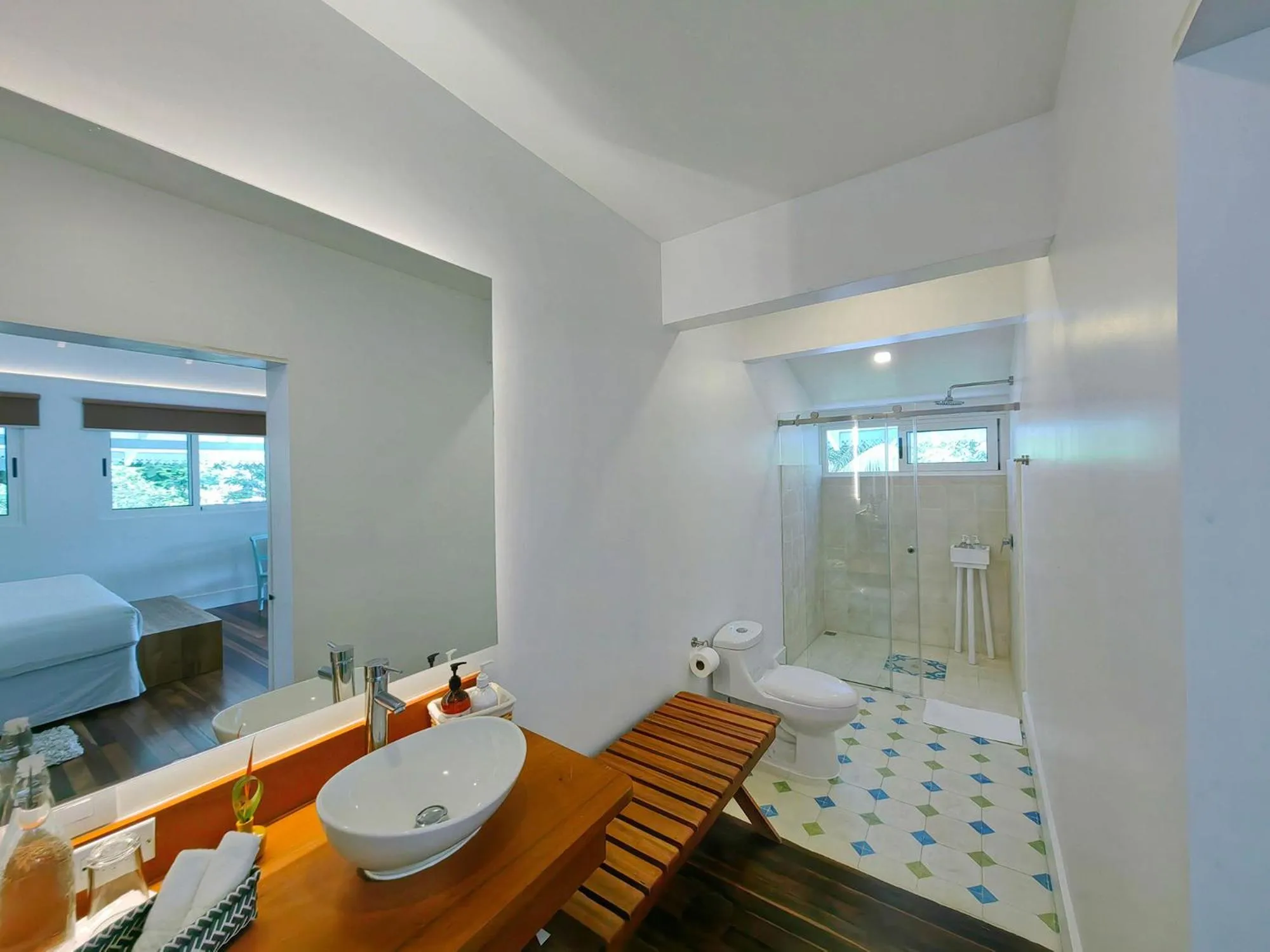 Bathroom, Bed in Tortuga Lodge