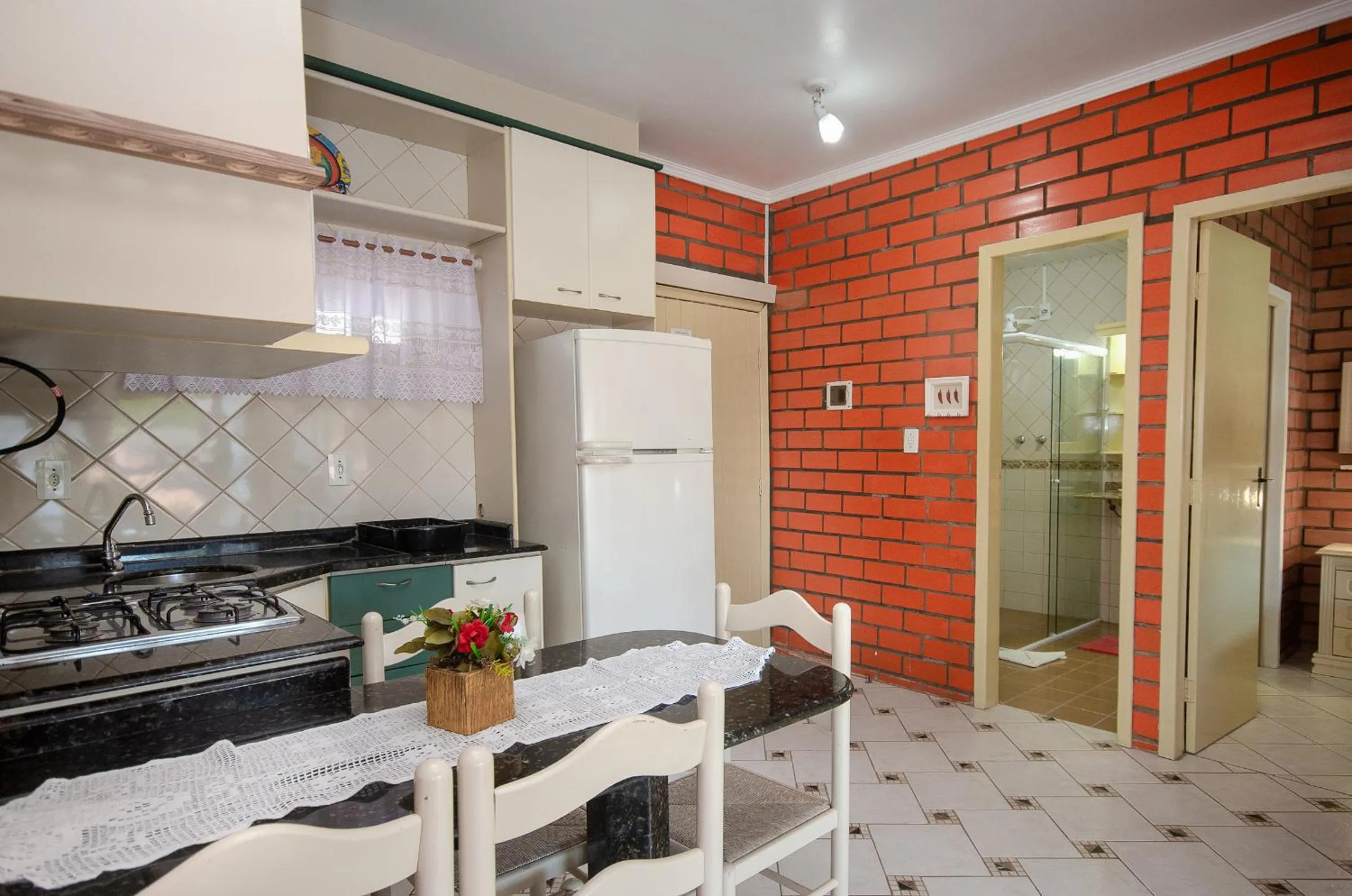 Kitchen or kitchenette in Pousada Oceânica