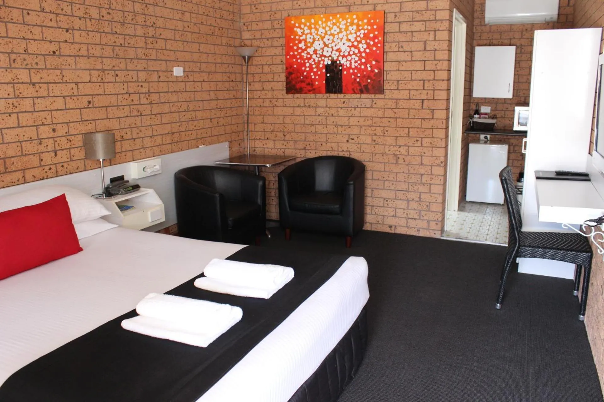 Bed in Golden Harvest Motor Inn Moree