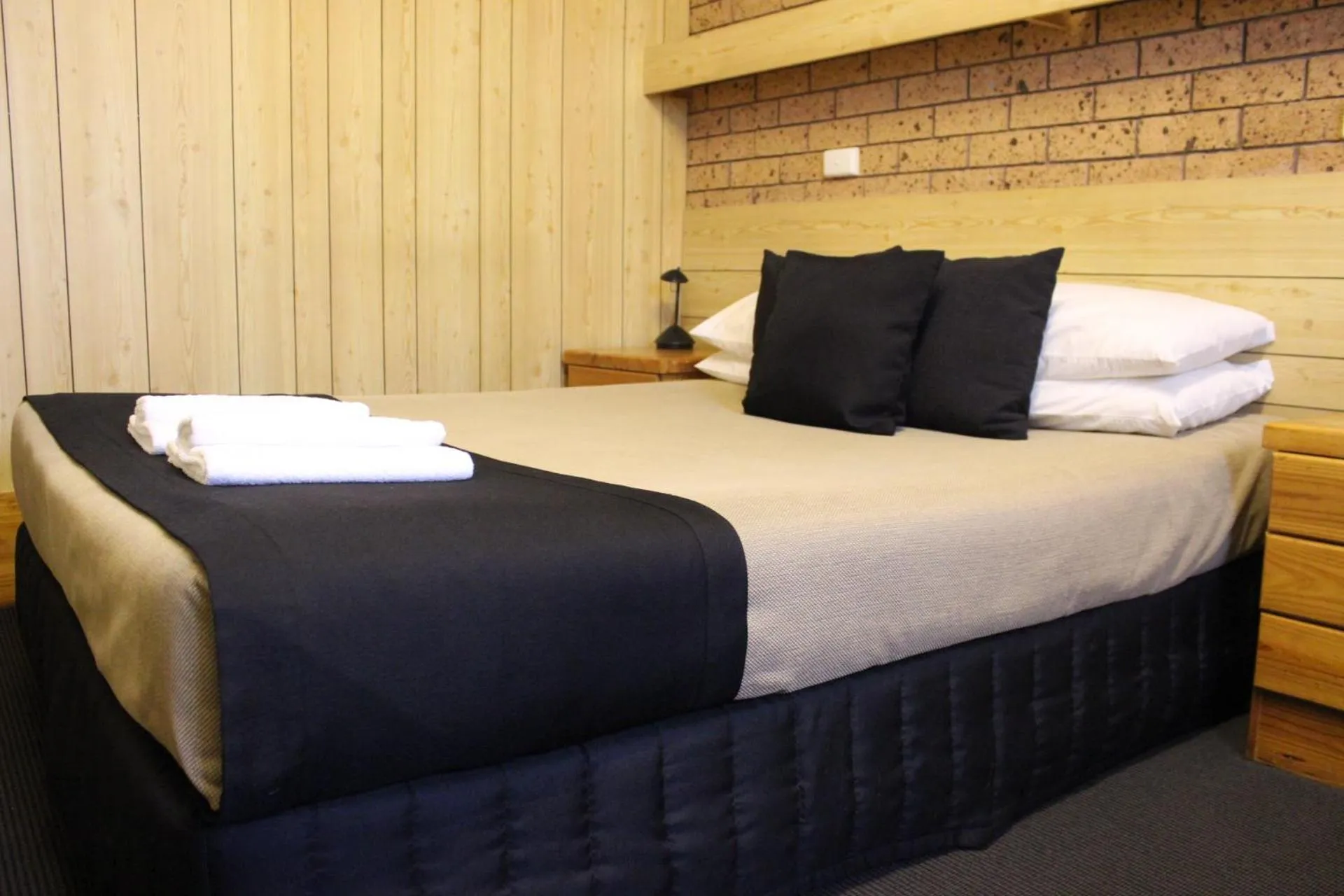 Bed in Golden Harvest Motor Inn Moree