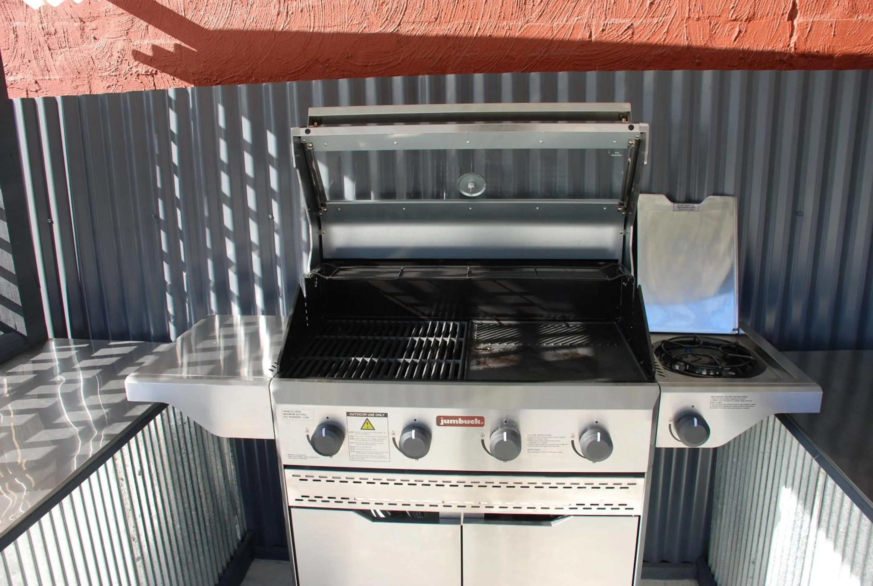 BBQ facilities in Cunningham Shore Motel