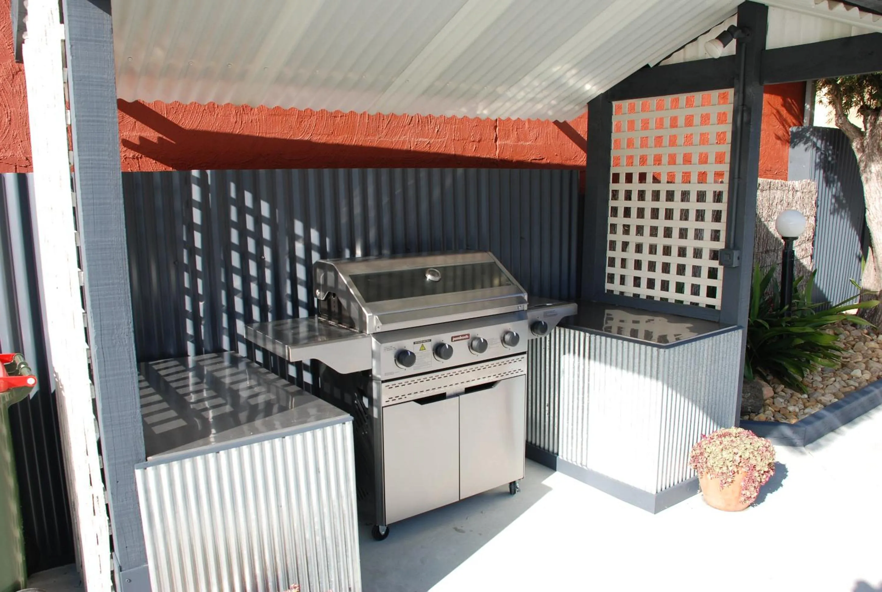 BBQ facilities in Cunningham Shore Motel