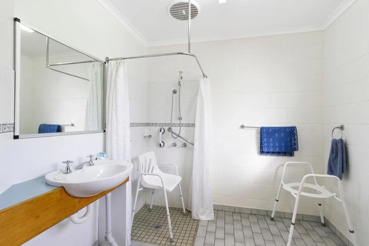 Bathroom in Cunningham Shore Motel