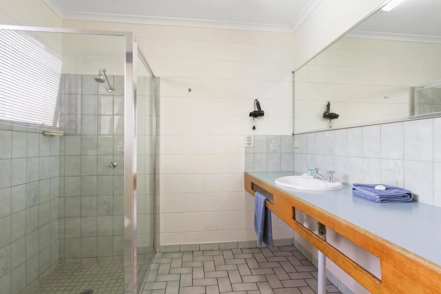 Bathroom in Cunningham Shore Motel