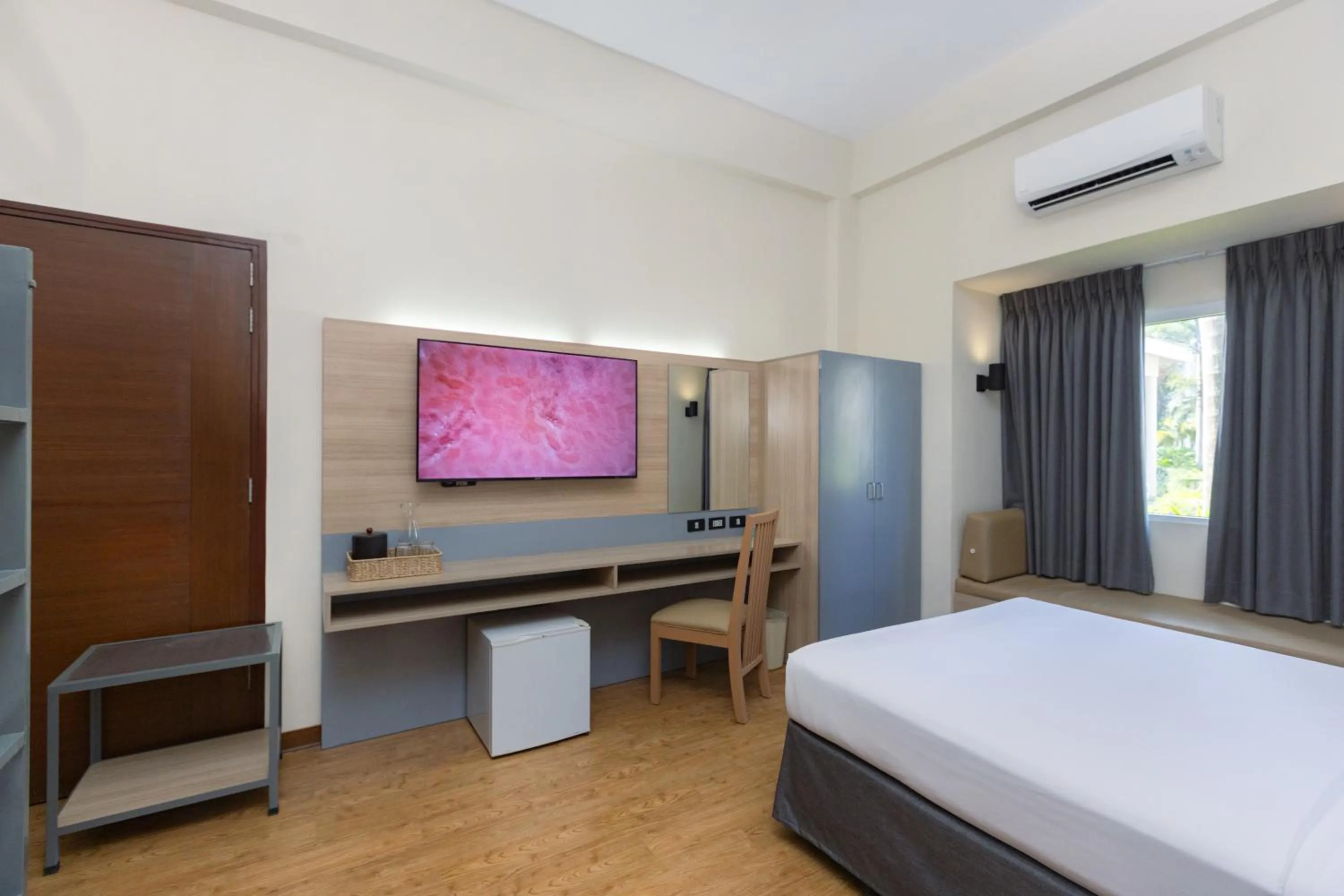 TV and multimedia, Bed in Microtel by Wyndham General Santos