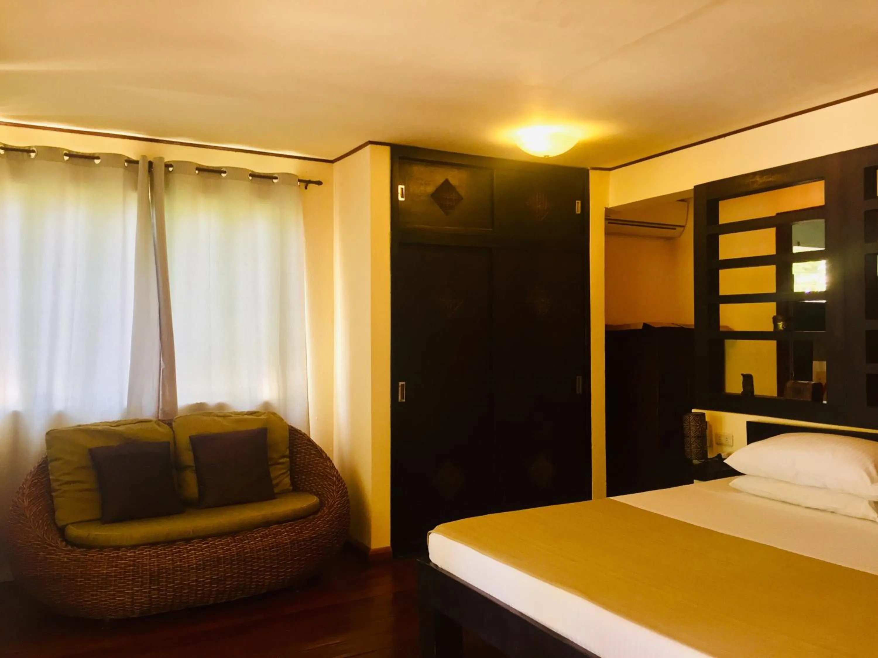 Bed in Angelina Beach Resort & Italian Restaurant Malapascua